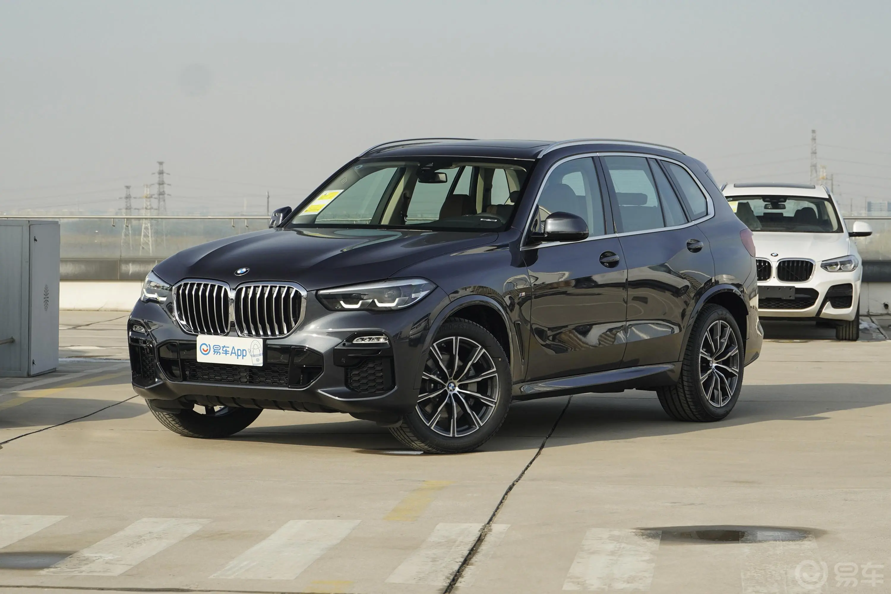 宝马X5(进口)xDrive30i M运动套装侧前45度车头向左水平