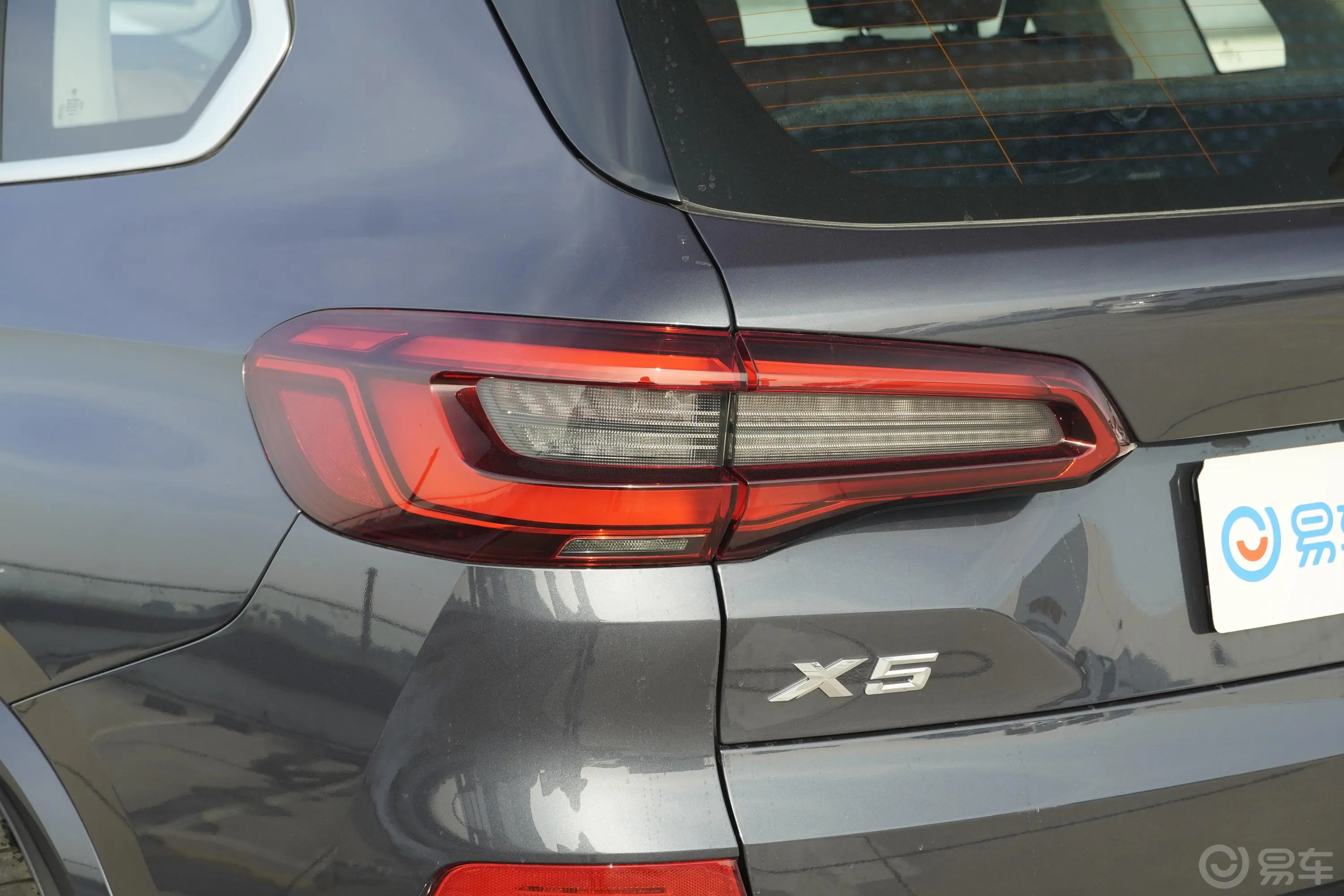 宝马X5(进口)xDrive30i M运动套装尾灯侧45度俯拍