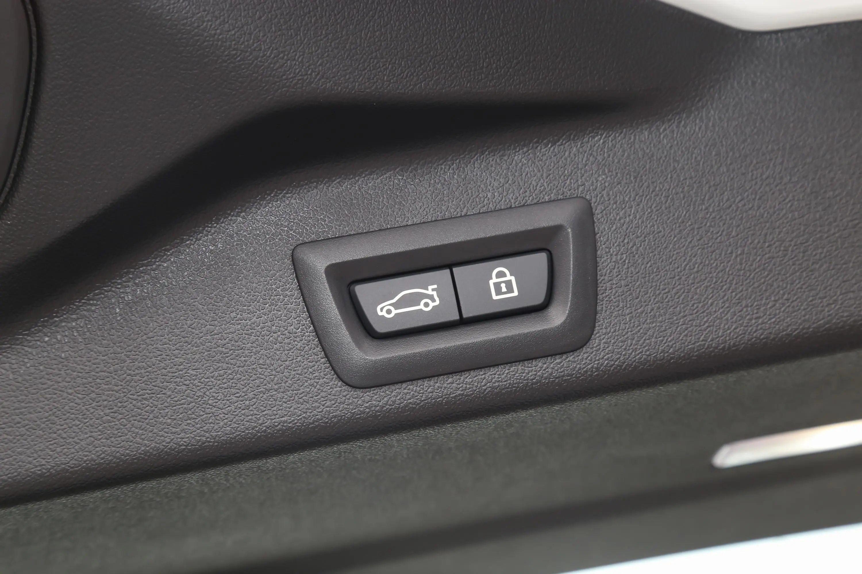 宝马X5(进口)xDrive40i 尊享型 M运动套装电动尾门按键（手动扶手）
