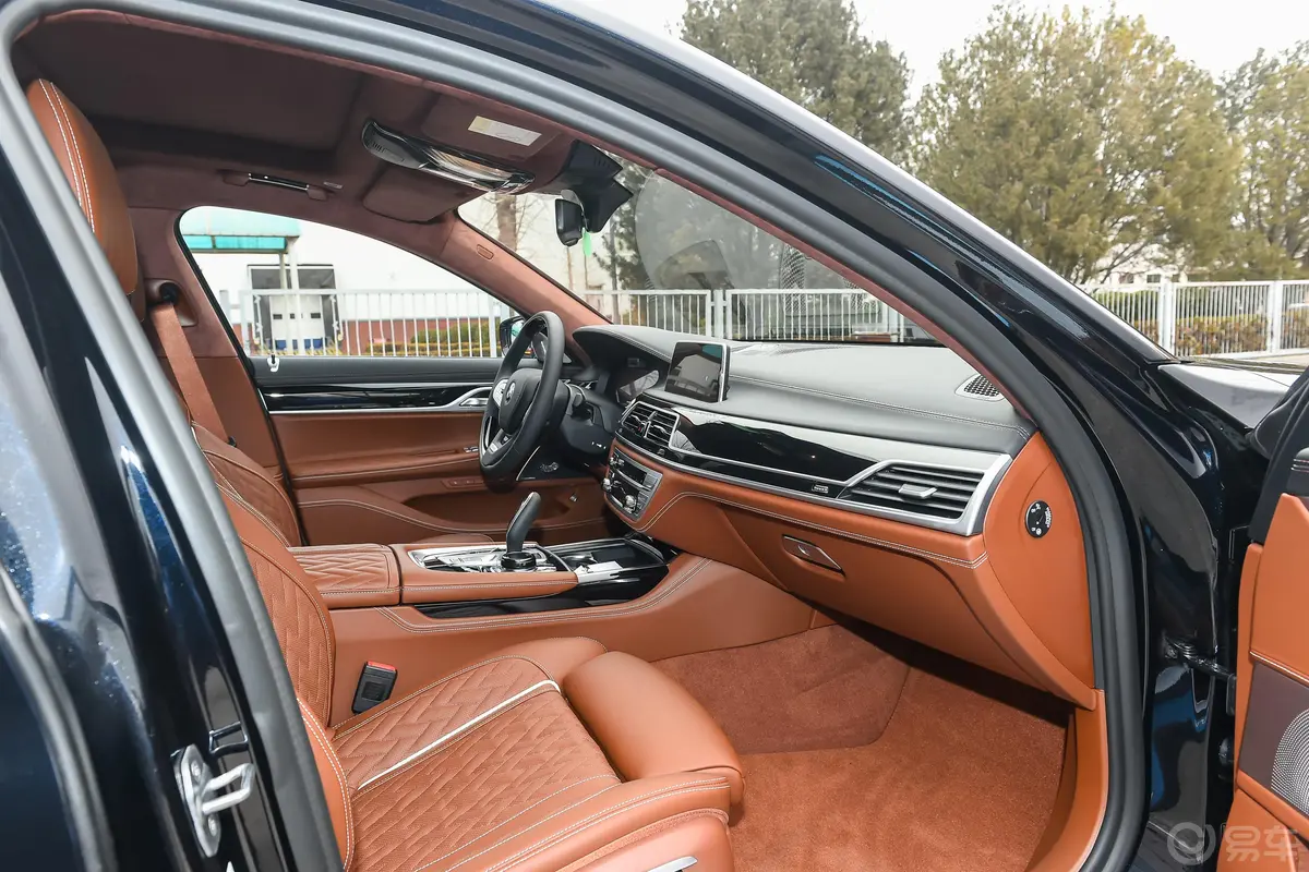 宝马7系M760Li xDrive V12 豪华套装内饰全景副驾驶员方向