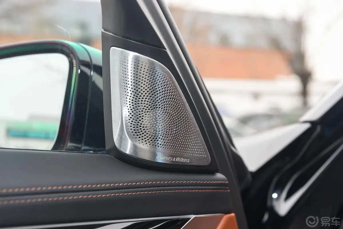 宝马7系M760Li xDrive V12 豪华套装后备厢空间特写