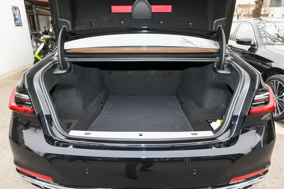 宝马7系M760Li xDrive V12 豪华套装后备厢空间特写
