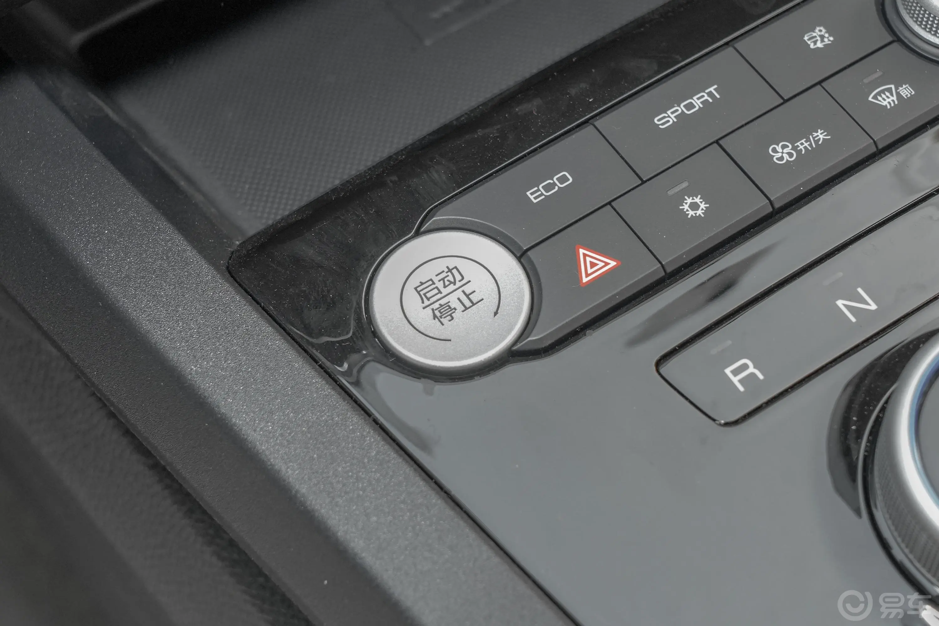 比亚迪e3标准续航版 智·舒适型钥匙孔或一键启动按键