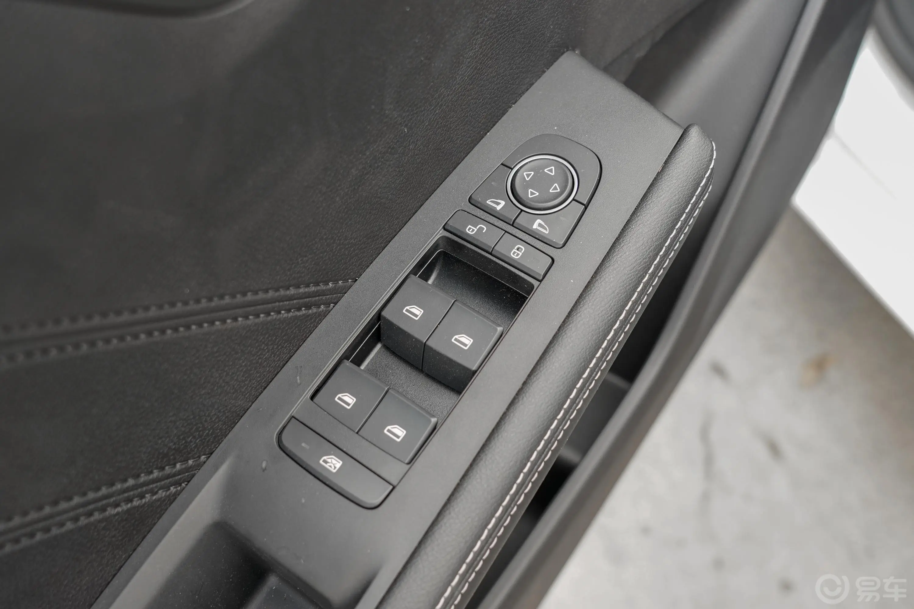 比亚迪e3标准续航版 智·舒适型车窗调节整体