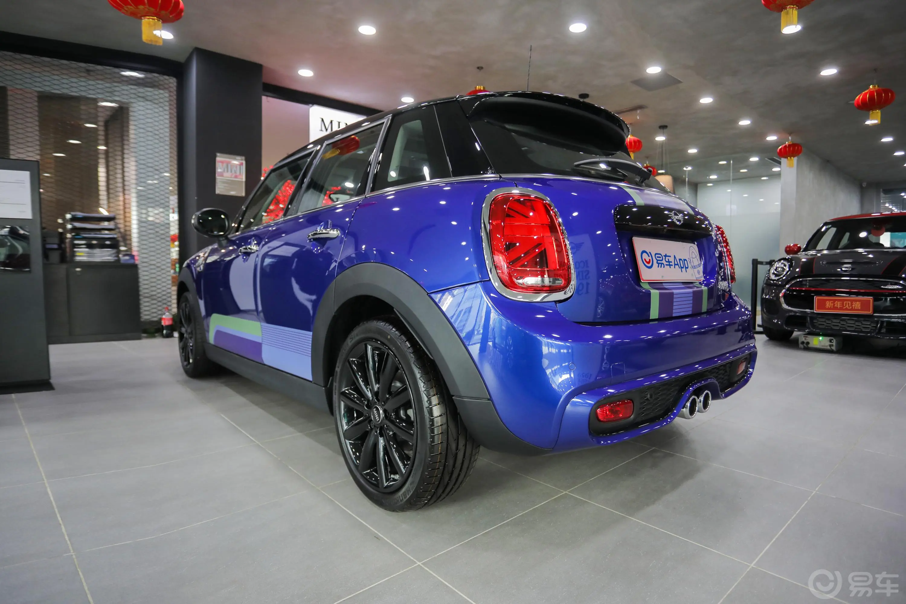 MINI2.0T COOPER S 双离合 经典派 五门版侧后45度车头向左水平