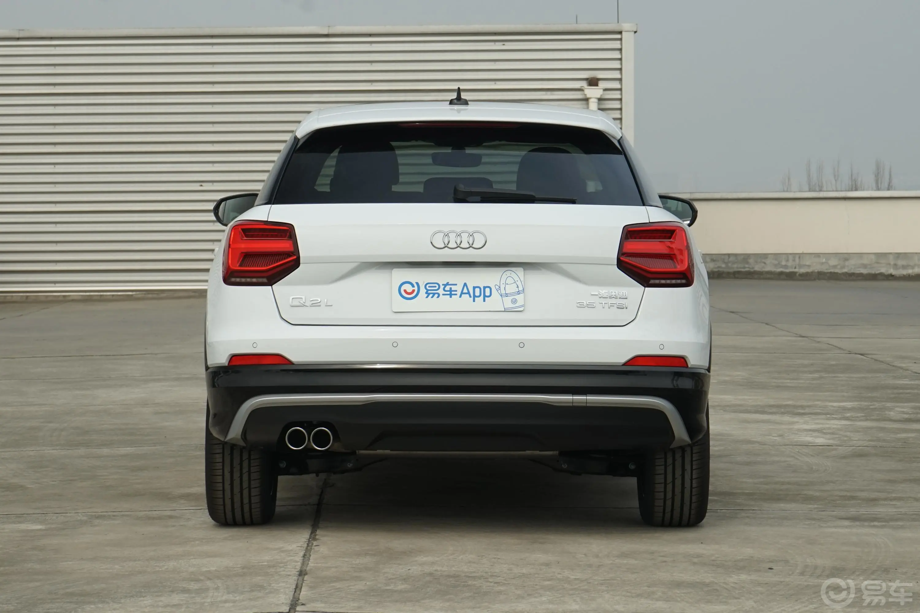 奥迪Q2L35 TFSI 进取动感型正后水平