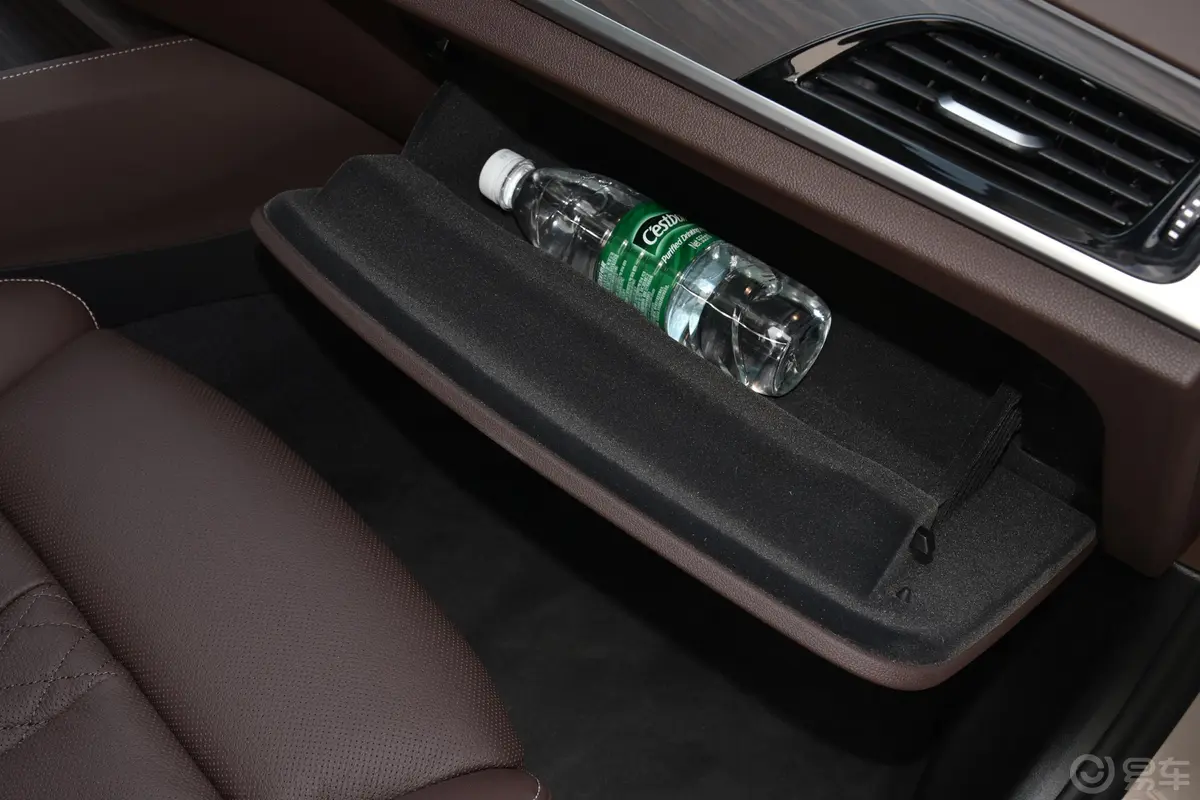 宝马5系 插电混动里程升级版 530Le 先锋版手套箱空间水瓶横置