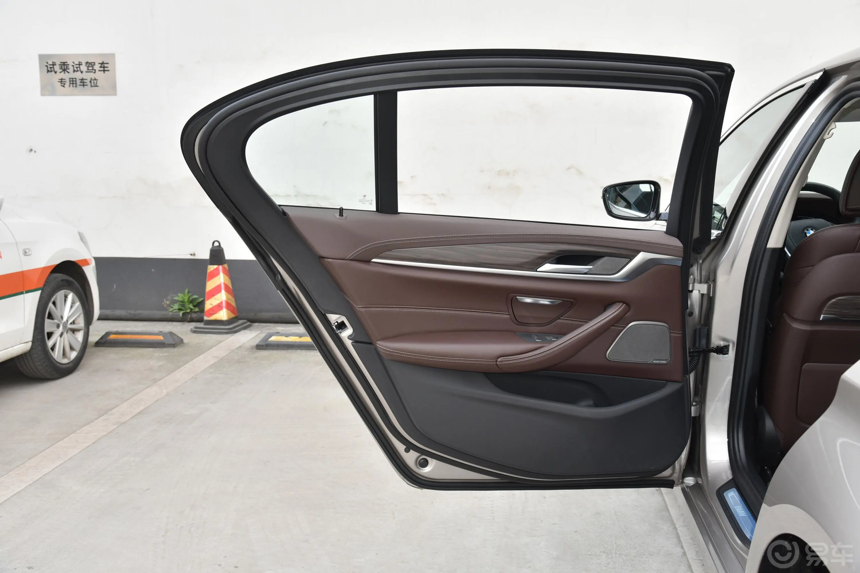 宝马5系 插电混动里程升级版 530Le 先锋版驾驶员侧后车门