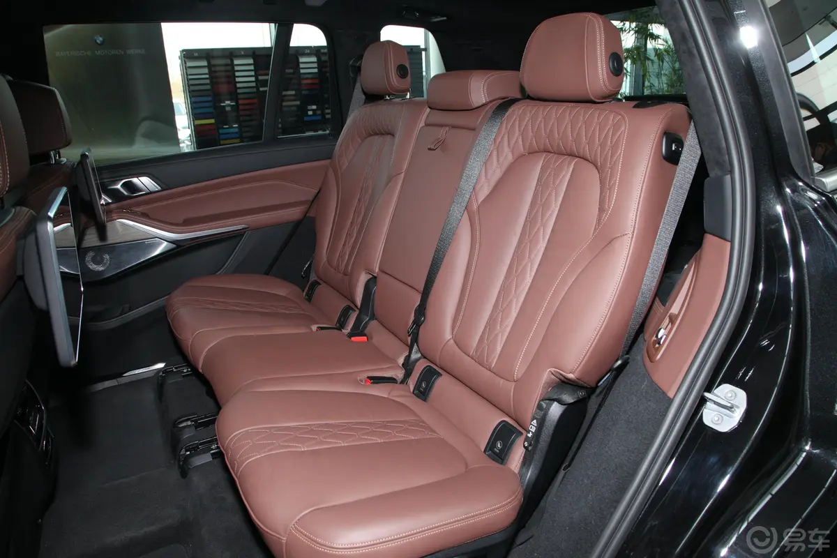 宝马X7xDrive40i 行政型 M运动套装后排座椅
