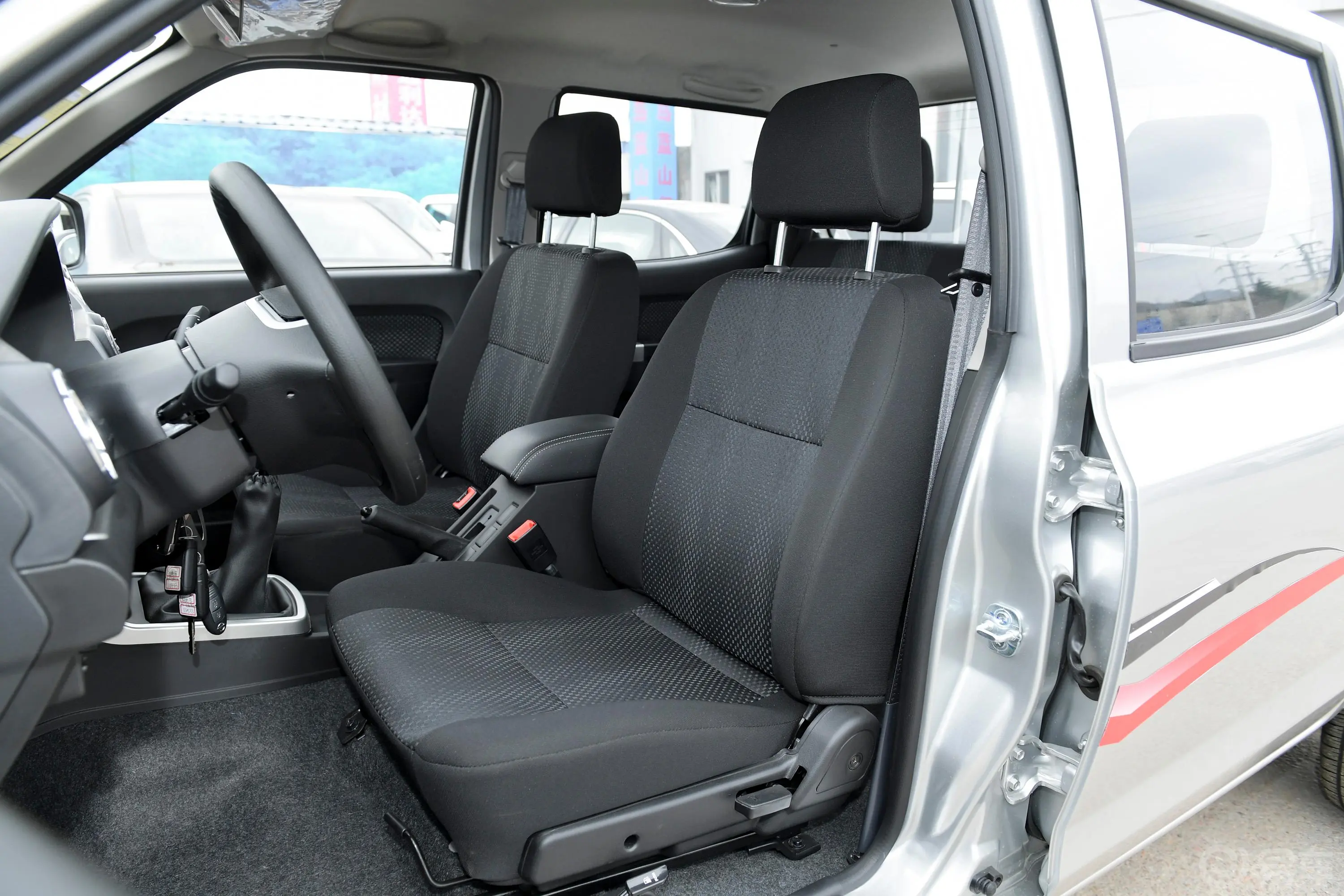 锐骐长货箱 2.4L 手动 两驱 标准版 汽油 国VI驾驶员座椅