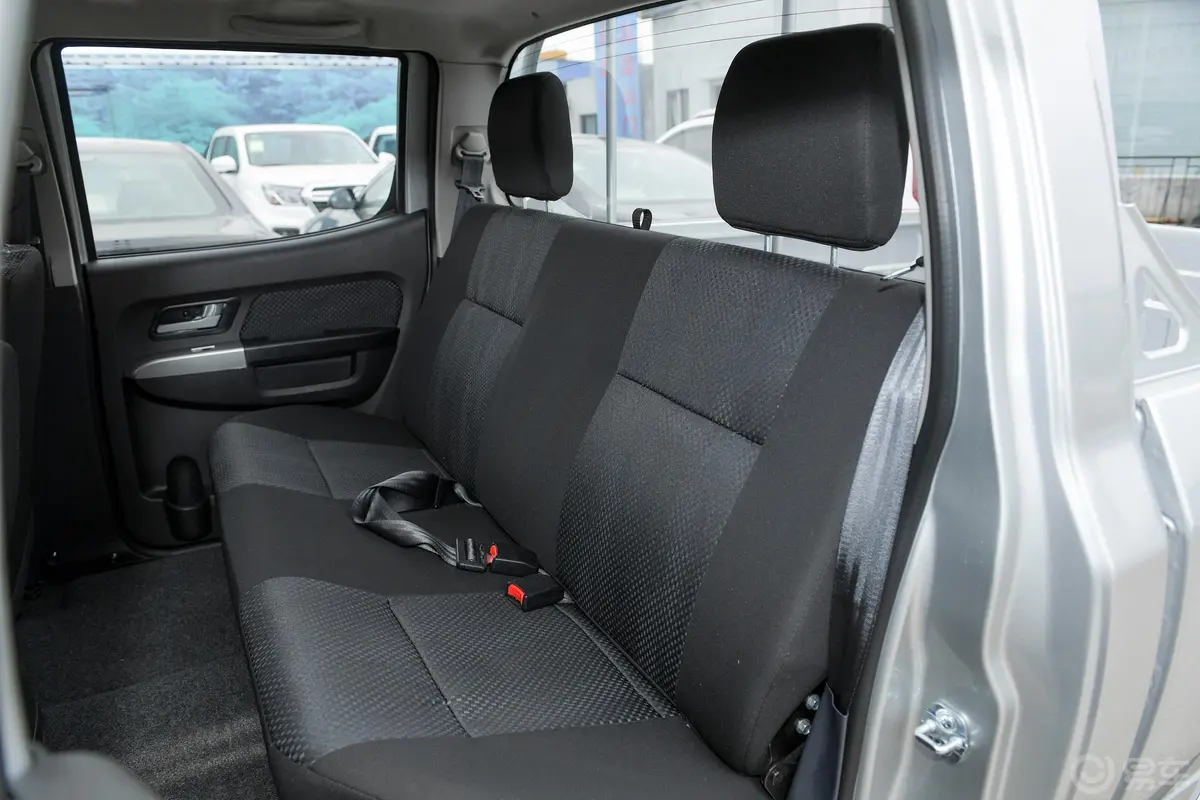 锐骐长货箱 2.4L 手动 两驱 标准版 汽油 国VI后排座椅
