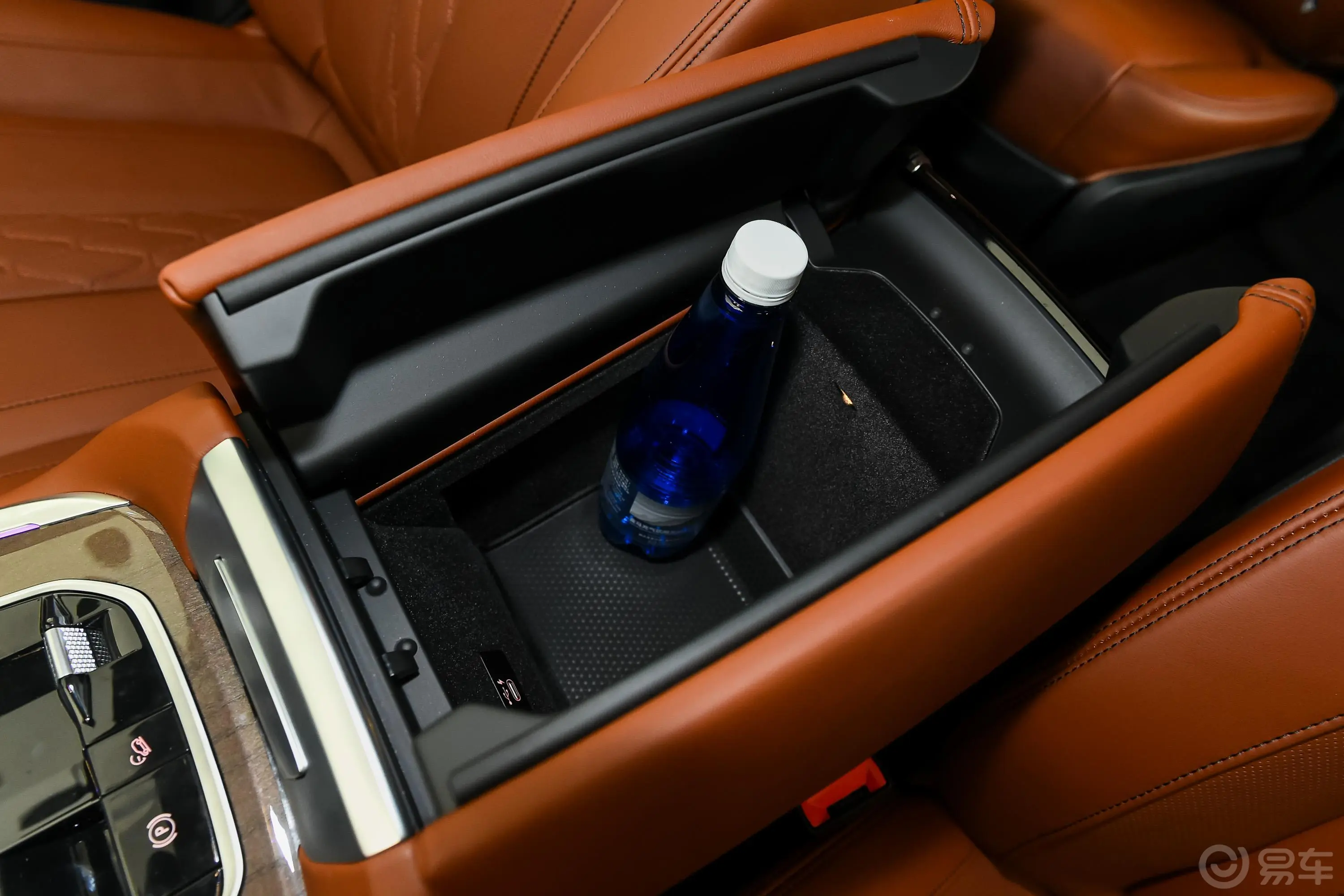 宝马X7xDrive40i 个性化定制限量版 豪华套装前排扶手箱储物格