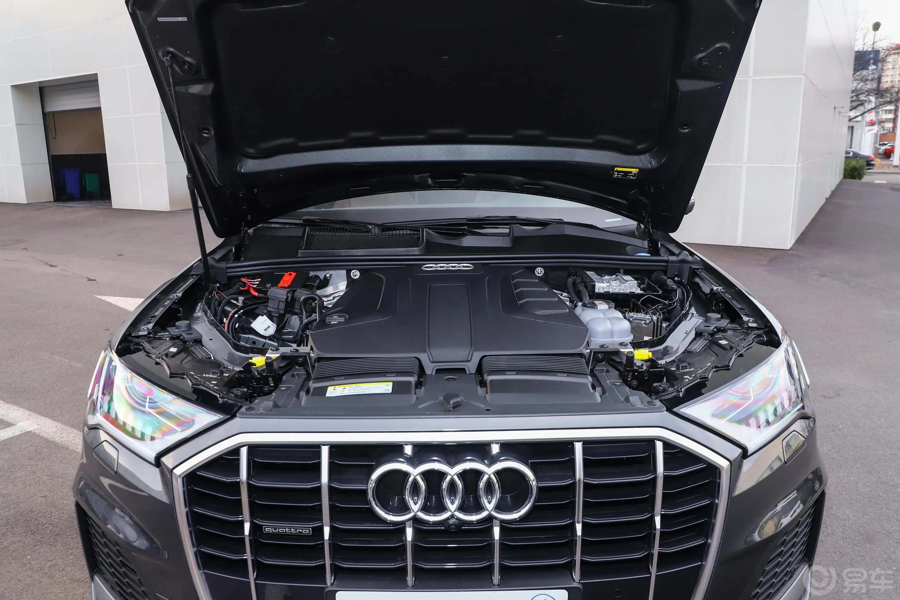 奥迪Q745 TFSI quattro 致享专享版发动机舱整体