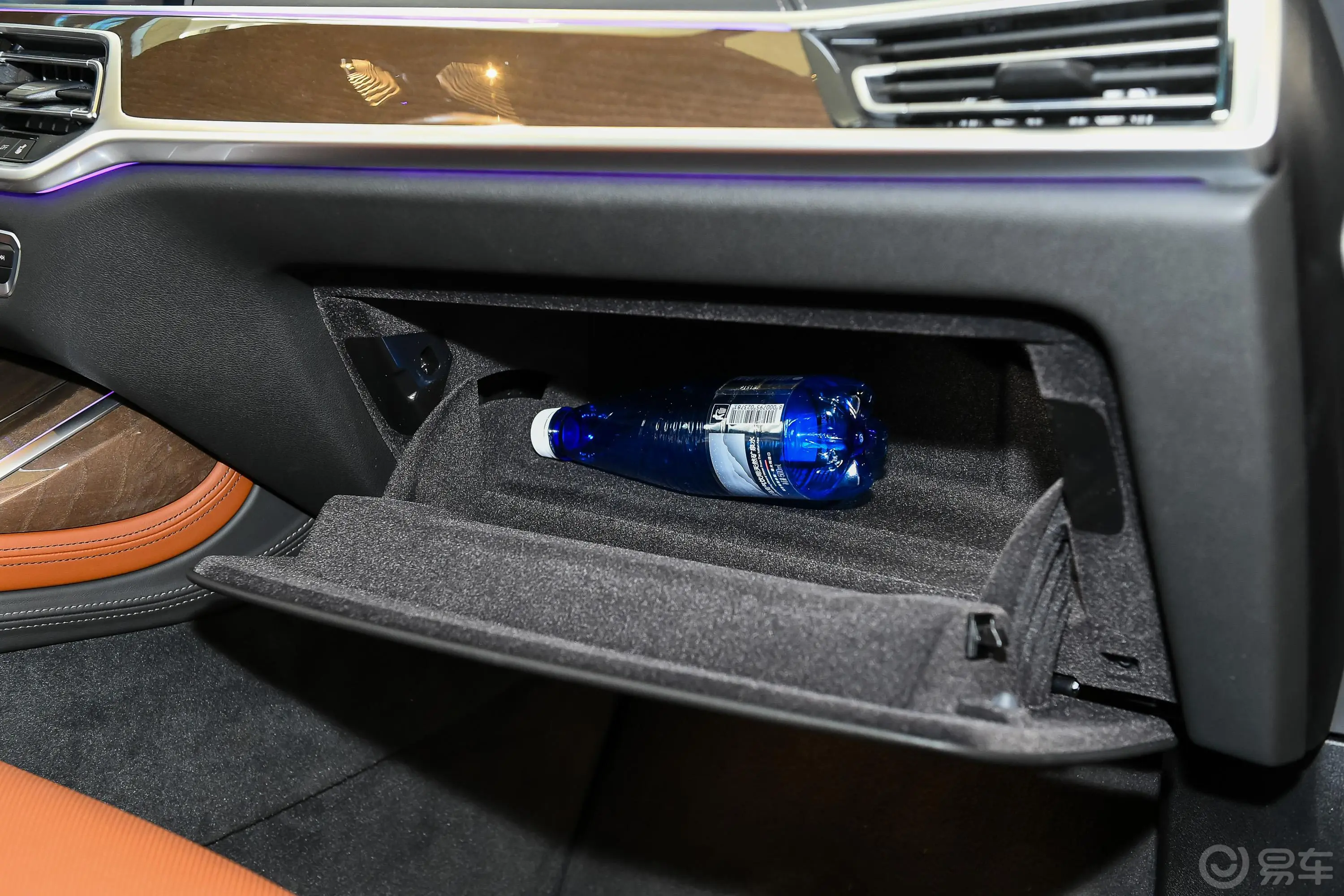 宝马X7xDrive40i 个性化定制限量版 豪华套装手套箱空间水瓶横置