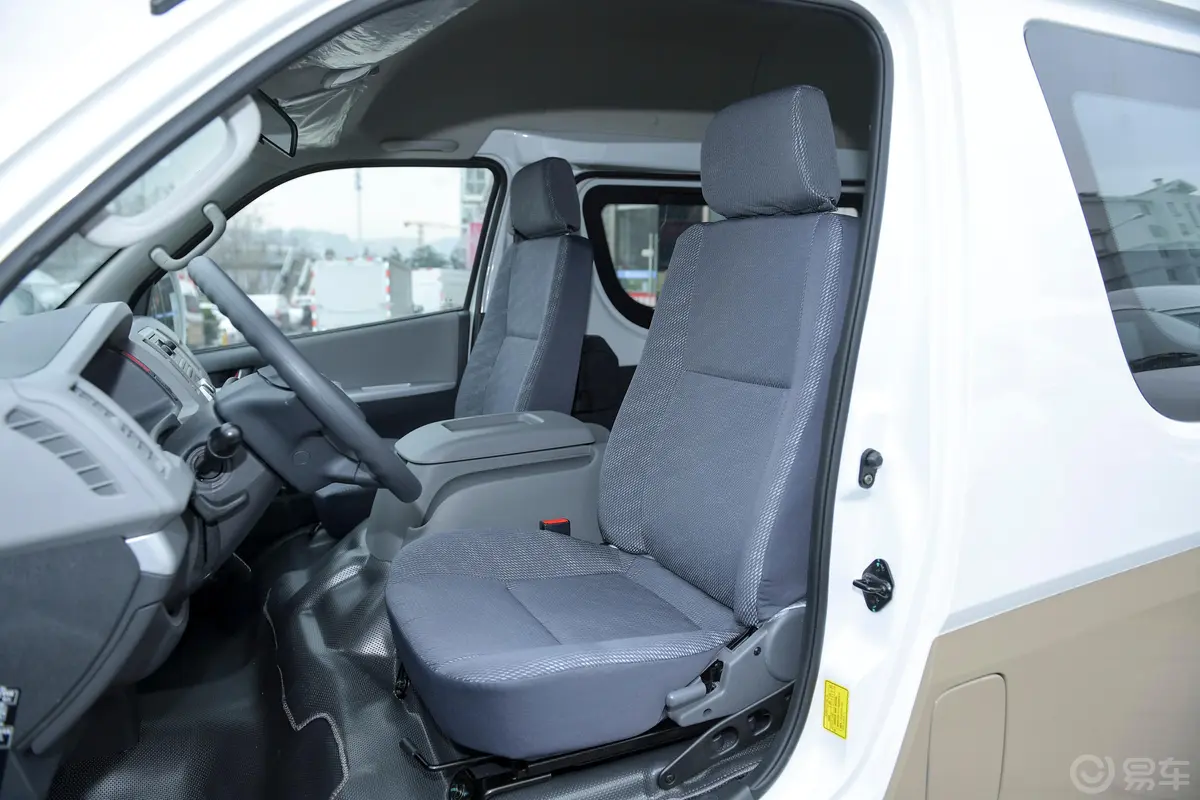 风景G72.0L 手动 商运版 6座 长轴高顶驾驶员座椅
