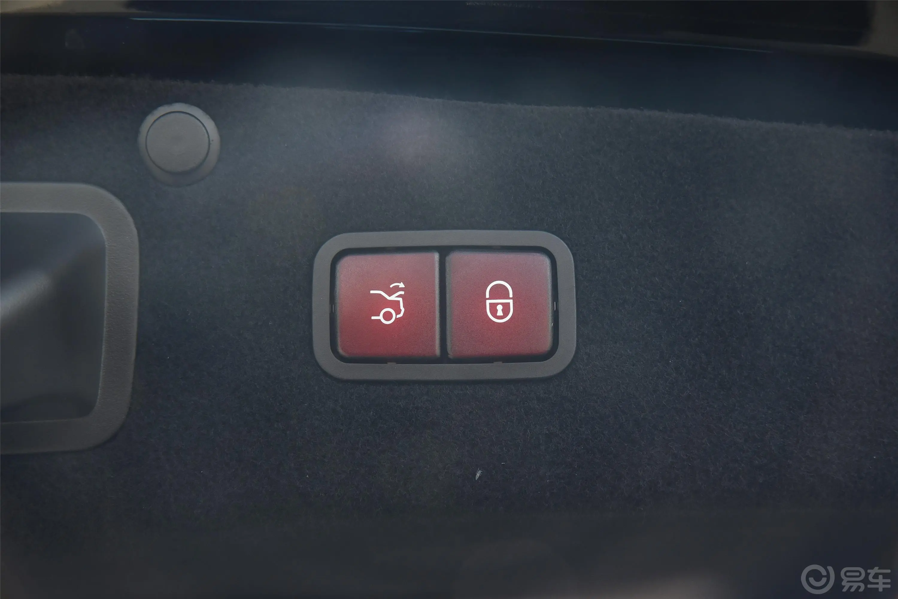 奔驰S级S 500 L 4MATIC 臻藏版电动尾门按键（手动扶手）