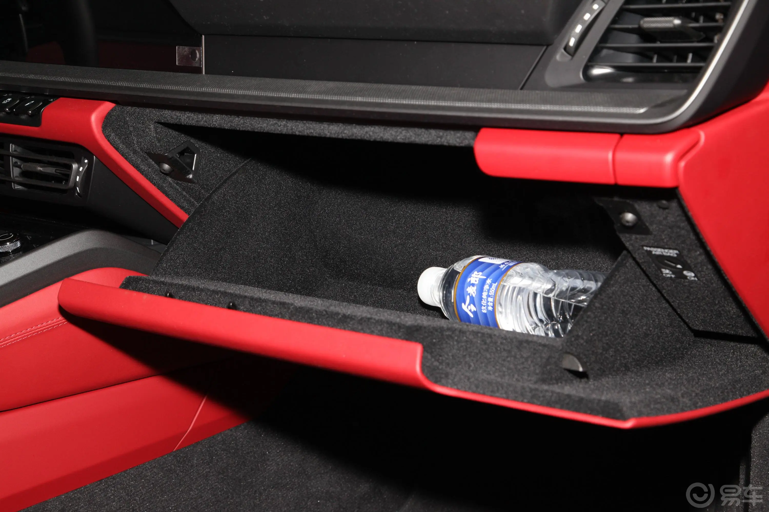 保时捷911Carrera 4S 3.0T手套箱空间水瓶横置