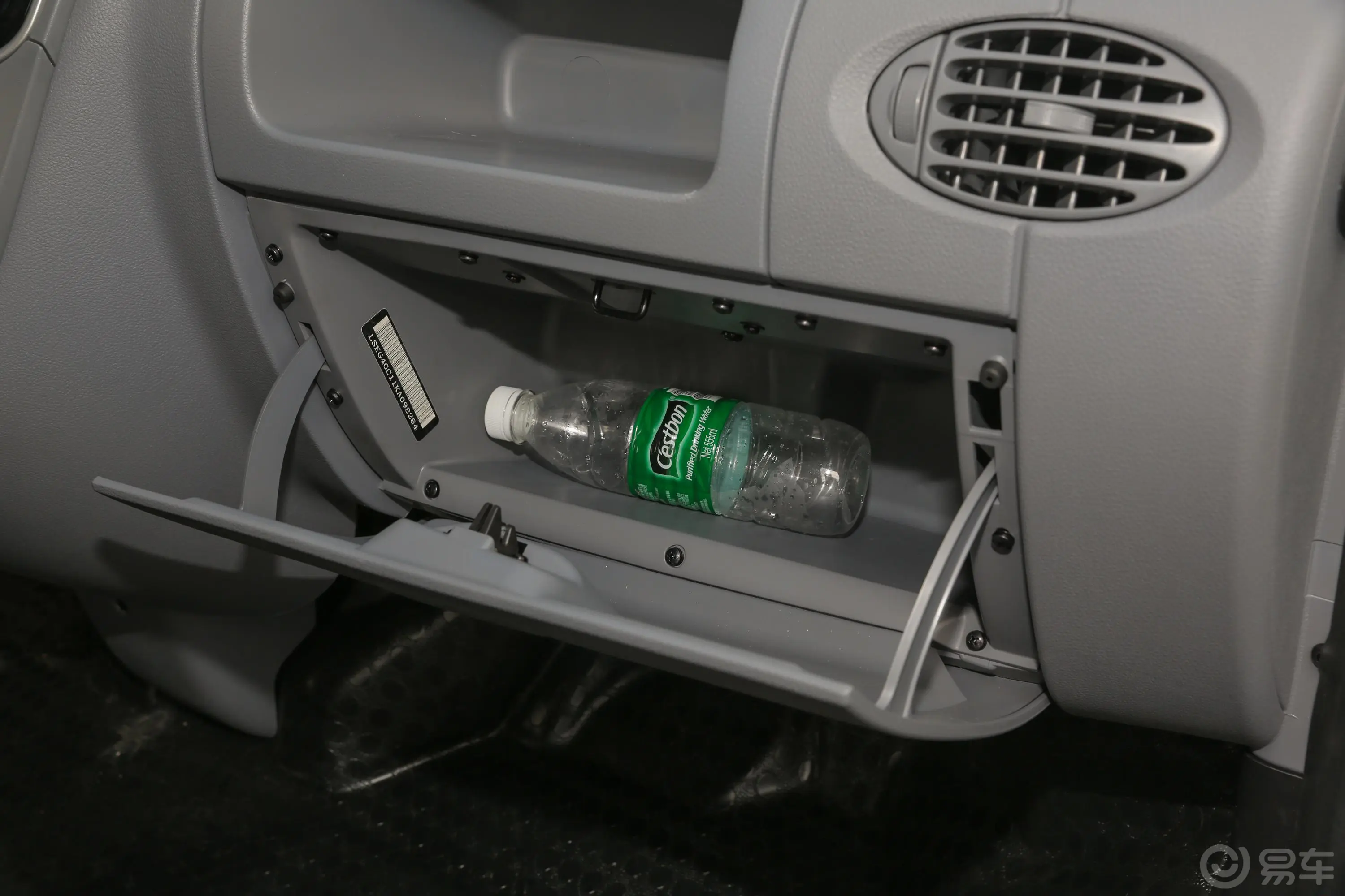 新途V80Plus 傲运通 2.0T AMT 短轴超低顶  5/6座手套箱空间水瓶横置