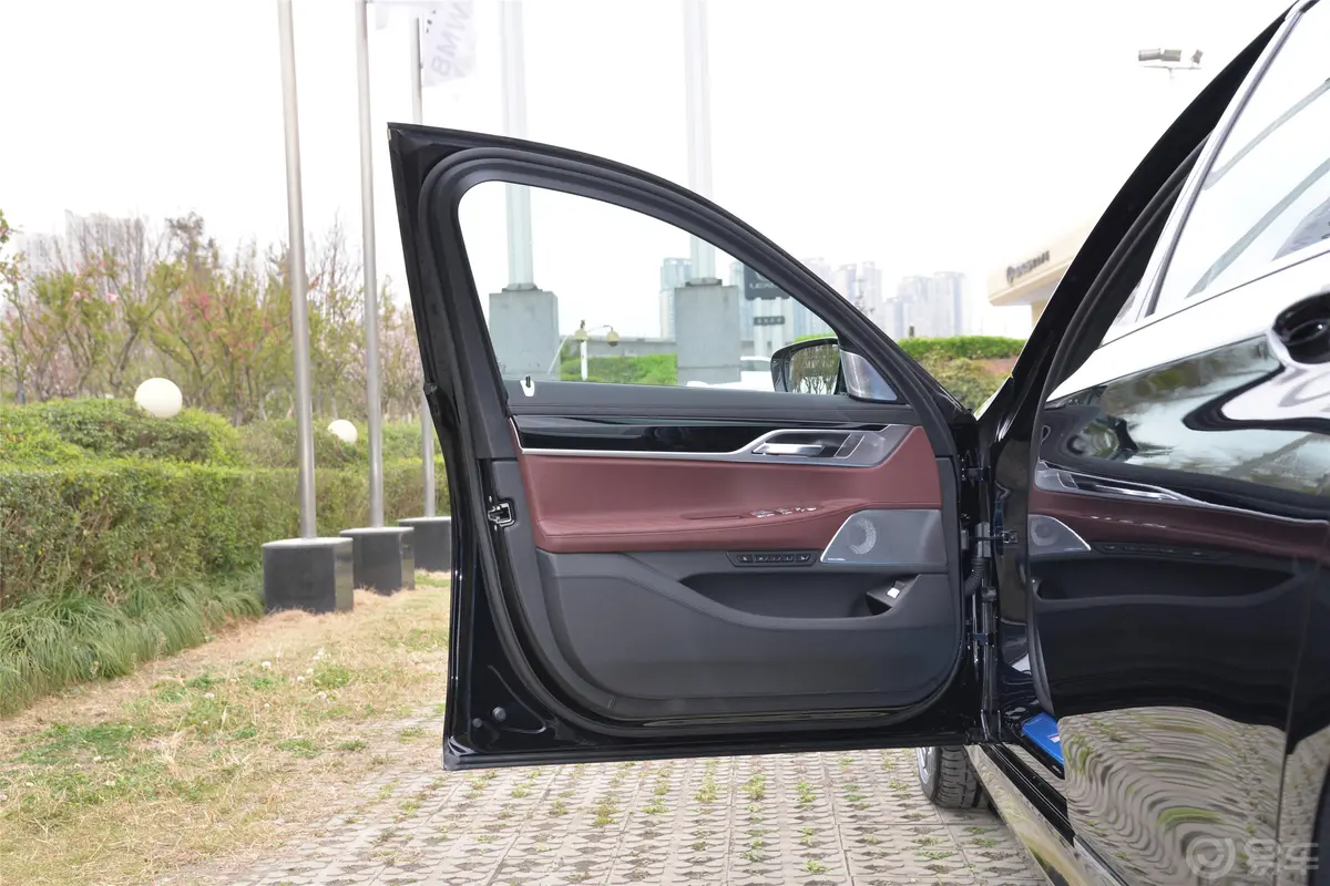 宝马7系改款 740Li xDrive 行政型 M运动套装驾驶员侧前车门