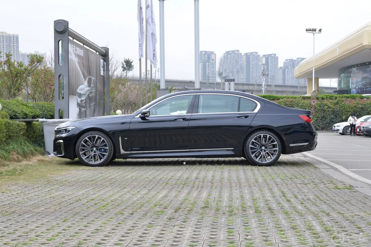 宝马7系改款 740Li xDrive 行政型 M运动套装正侧车头向左水平