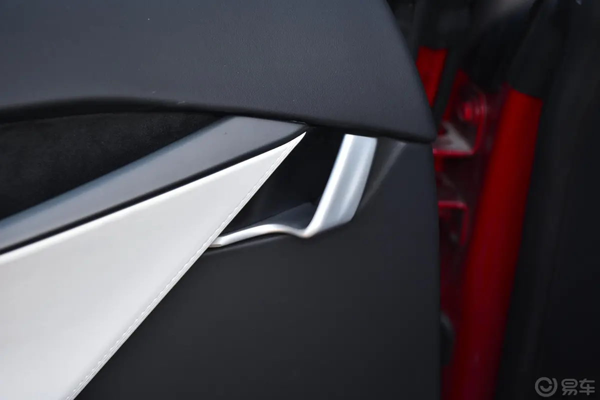 Model S长续航版后车窗调节