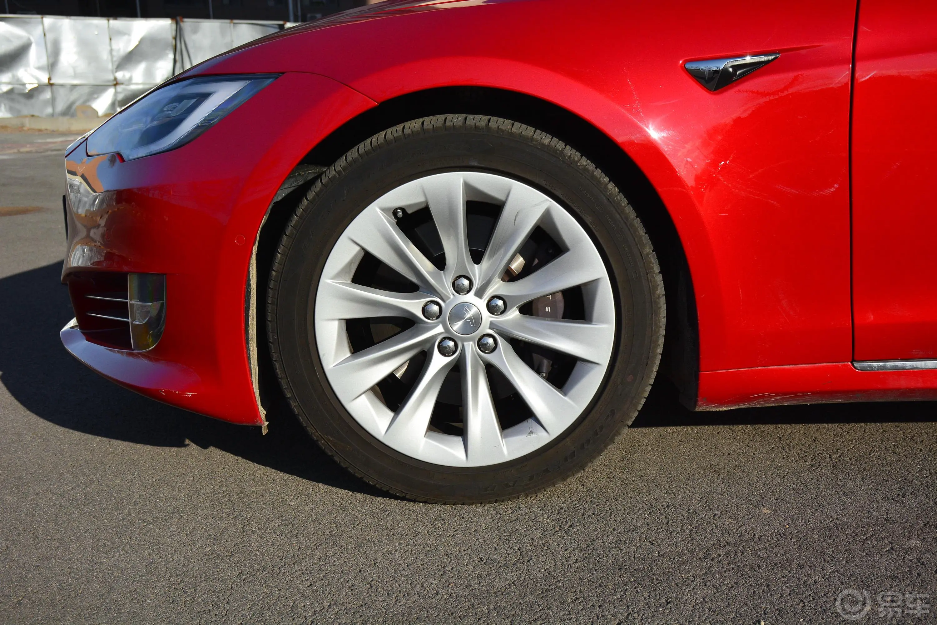 Model S长续航版前轮毂造型