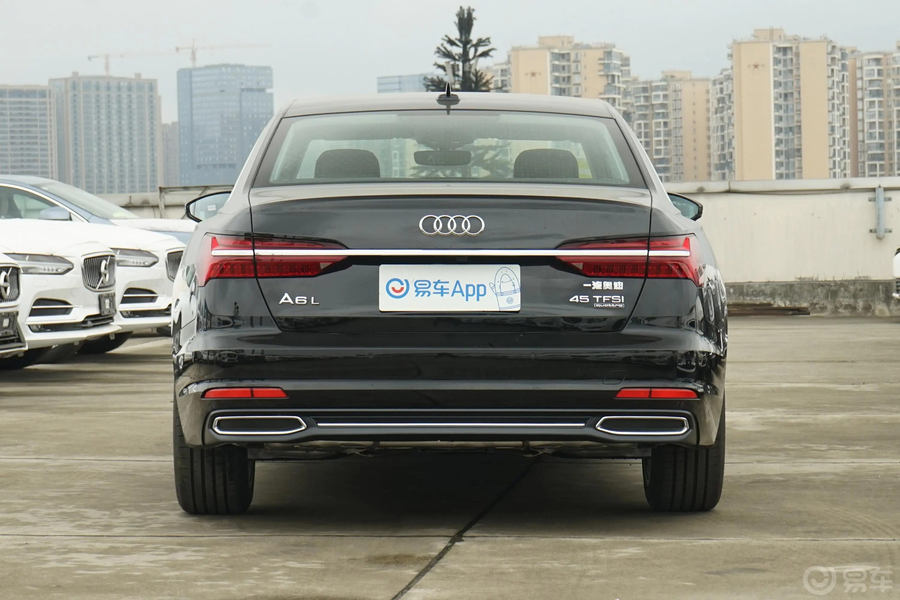 奥迪A6L45 TFSI quattro 臻选致雅版正后水平