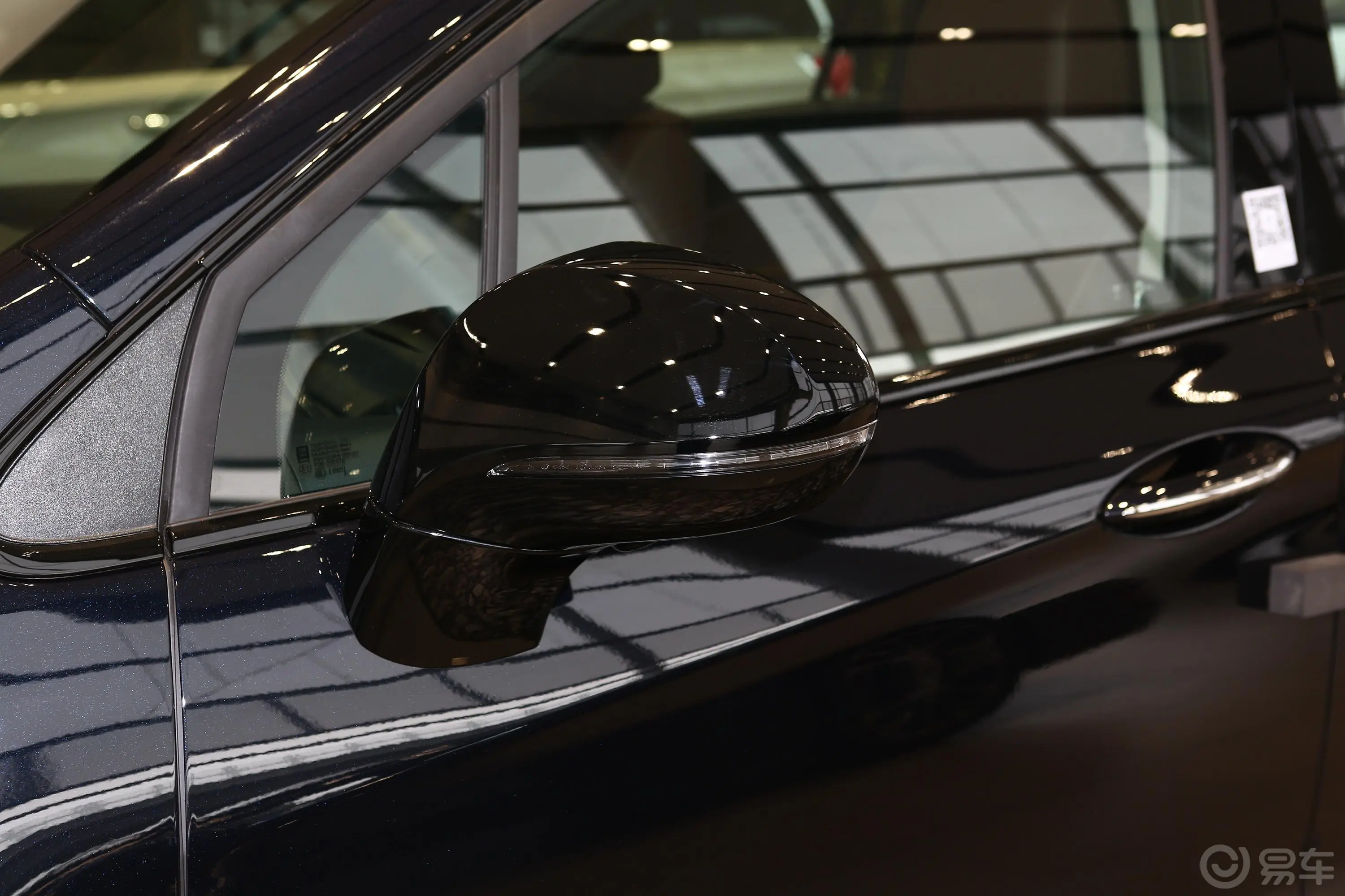 昂科威28T 手自一体 四驱 百万纪念版主驾驶后视镜背面