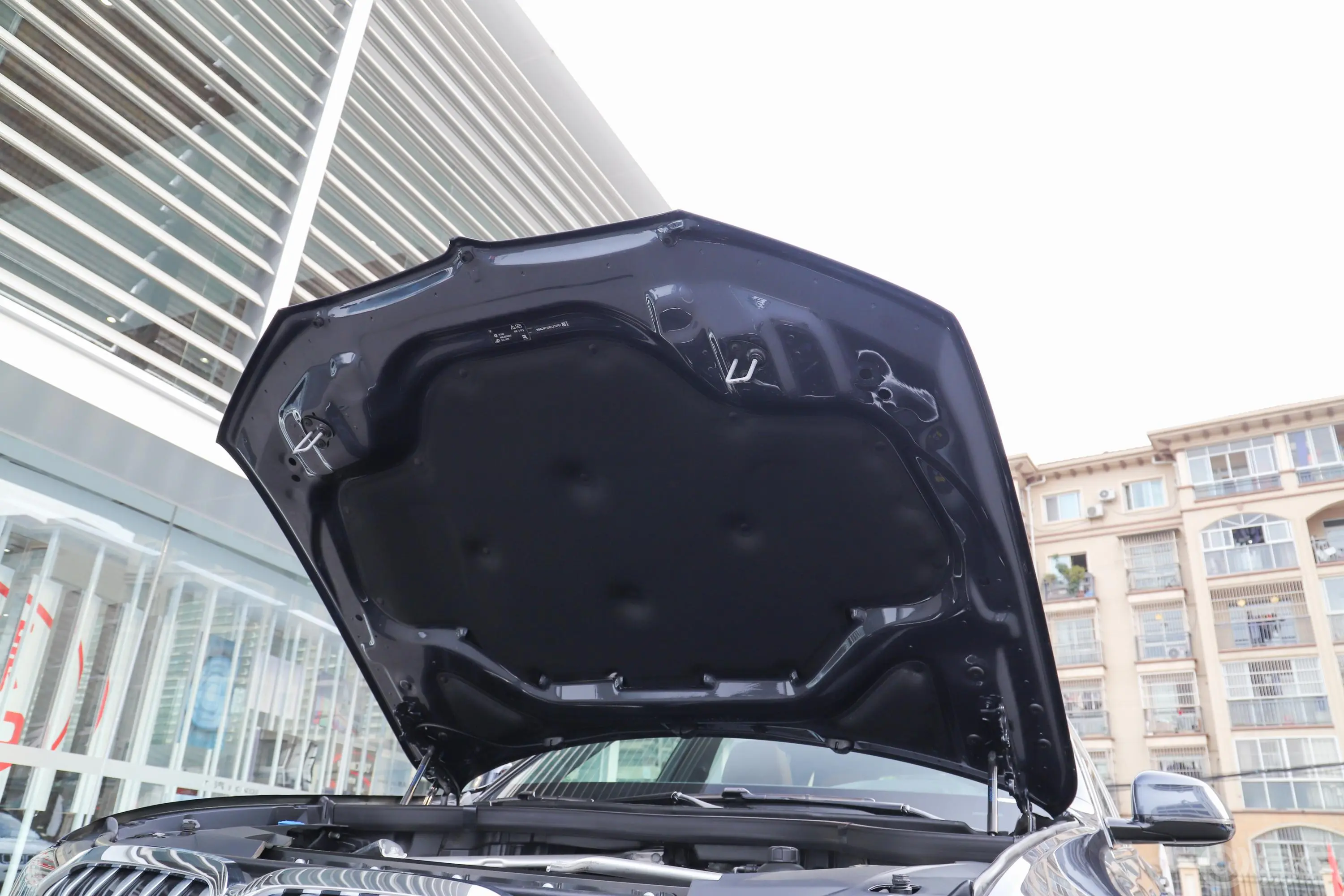宝马X7xDrive40i 尊享型 豪华套装发动机舱盖内侧