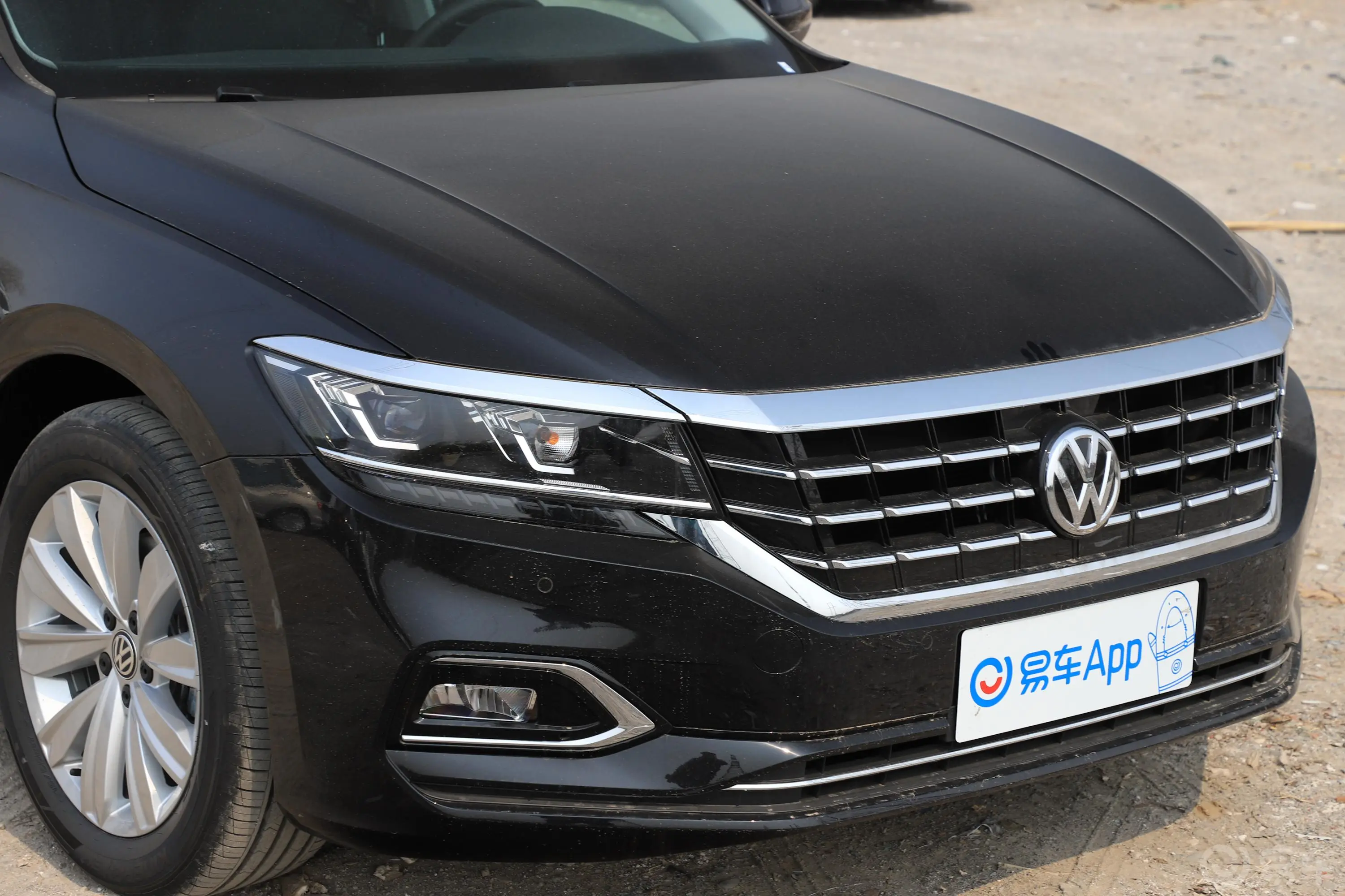 帕萨特280TSI 双离合 精英版 国VI前格栅侧俯拍