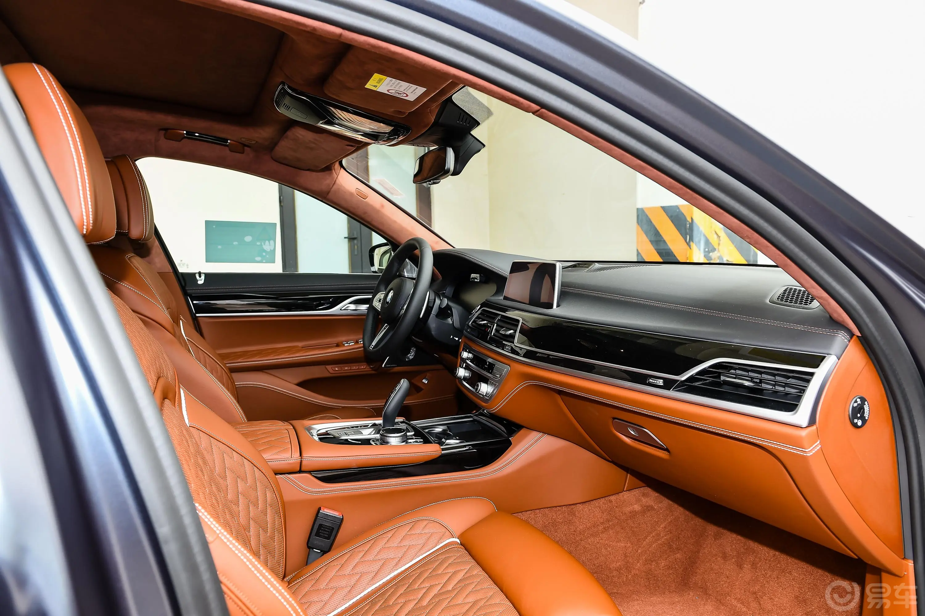 宝马7系改款 750Li xDrive V8 M运动套装内饰全景副驾驶员方向