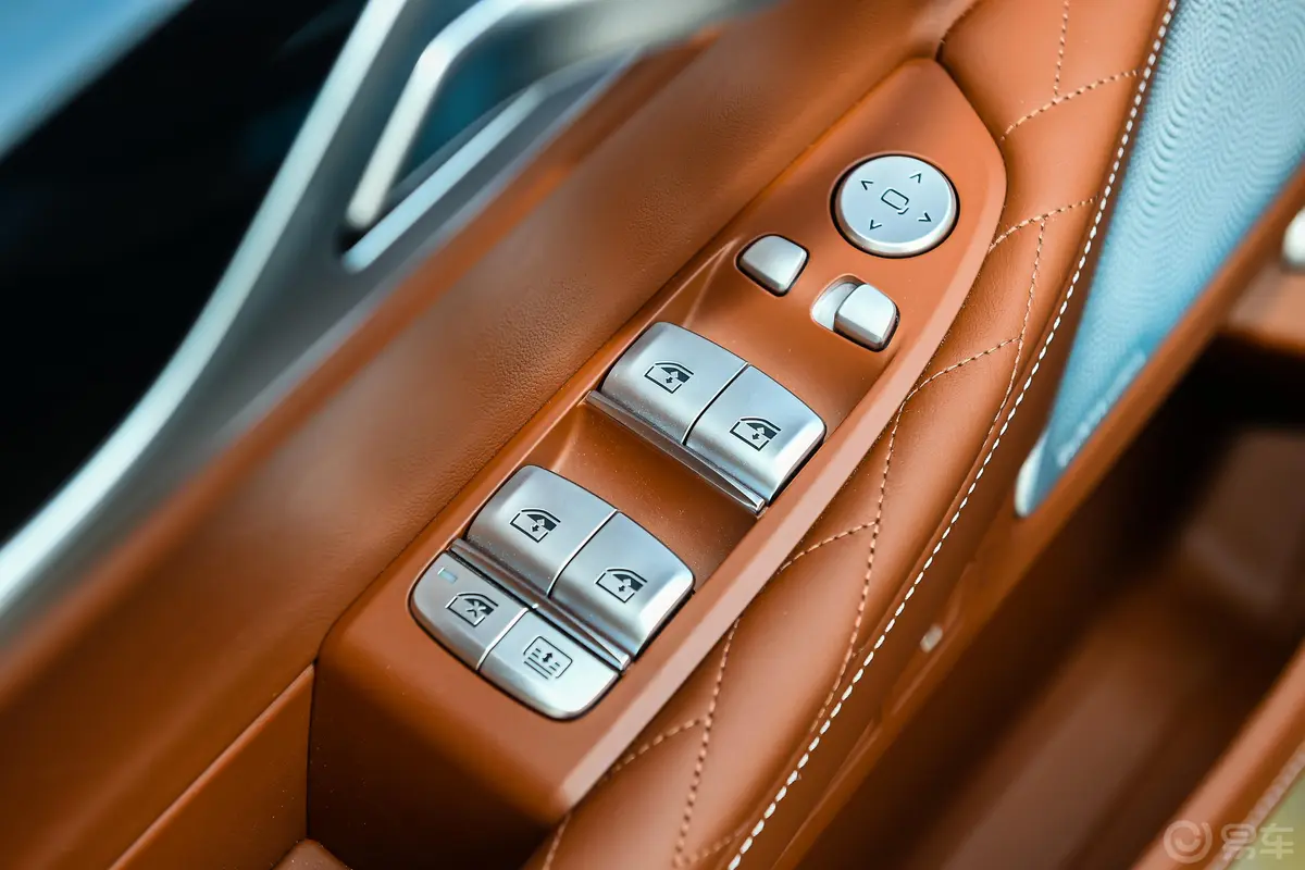 宝马7系改款 750Li xDrive V8 M运动套装车窗调节整体