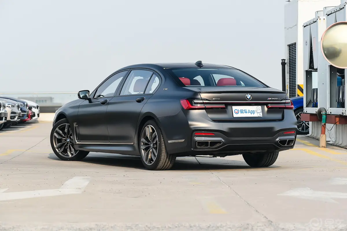 宝马7系改款 M760Li xDrive V12 运动套装侧后45度车头向左水平