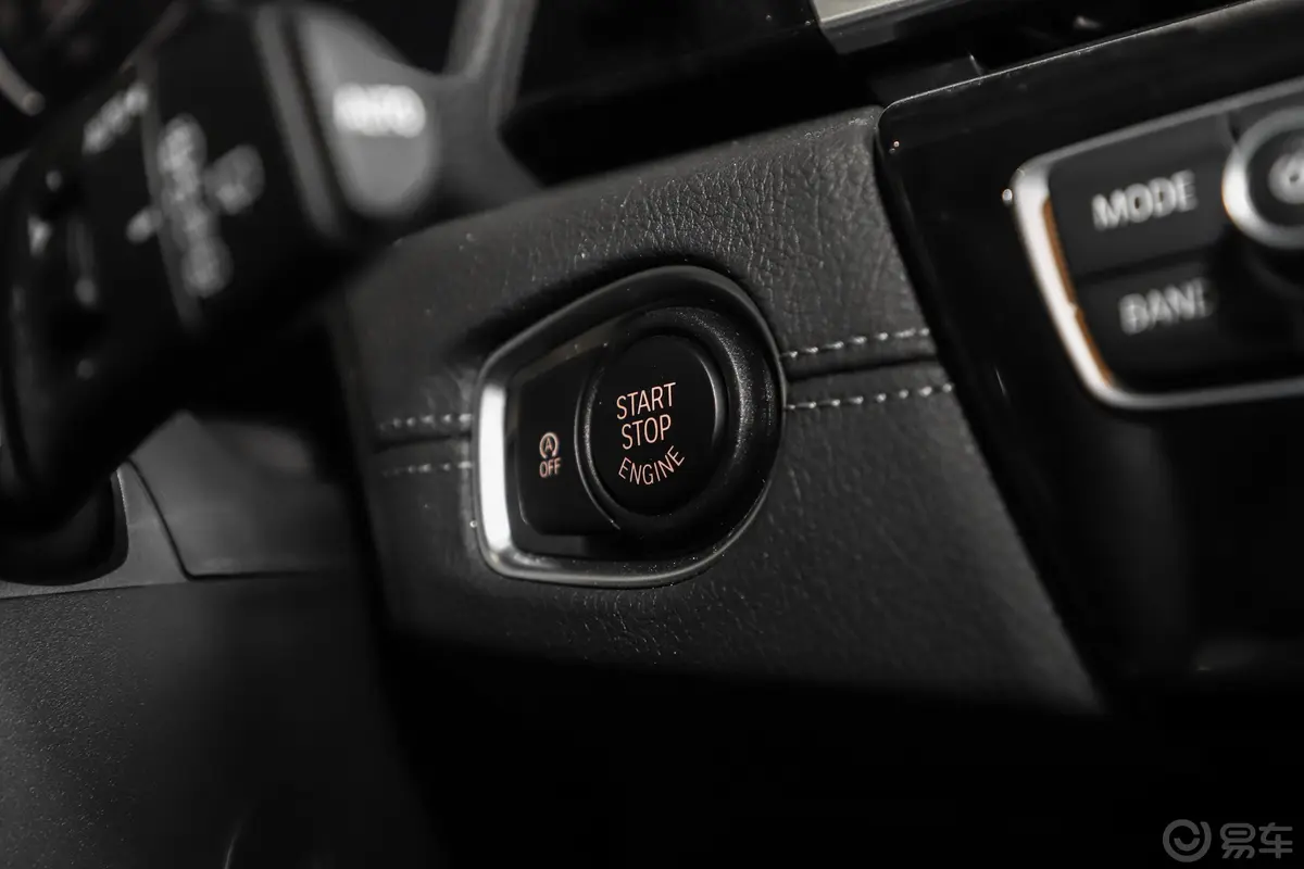 宝马2系多功能旅行车220i 尊享型运动套装钥匙孔或一键启动按键