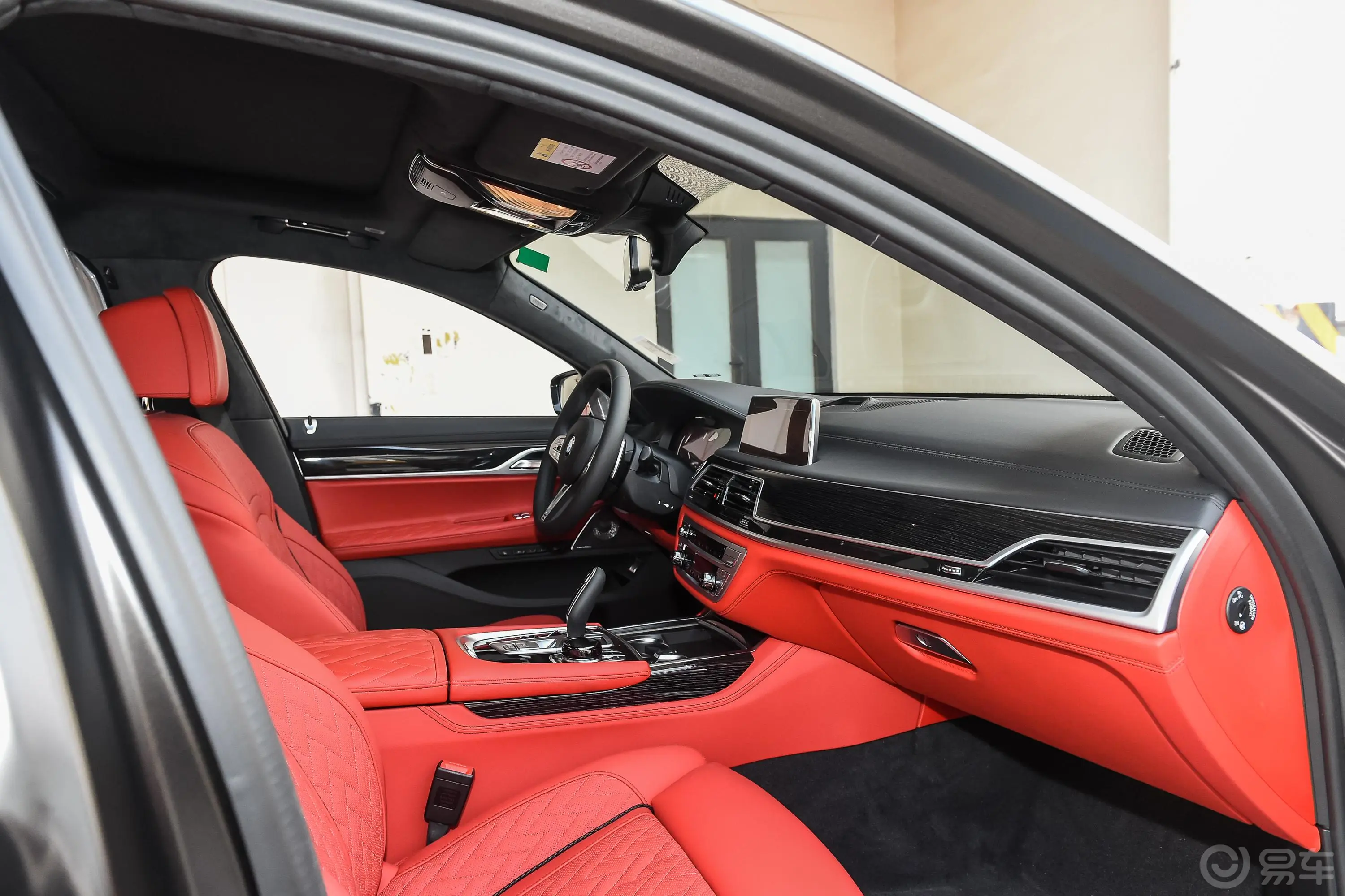 宝马7系改款 M760Li xDrive V12 运动套装内饰全景副驾驶员方向