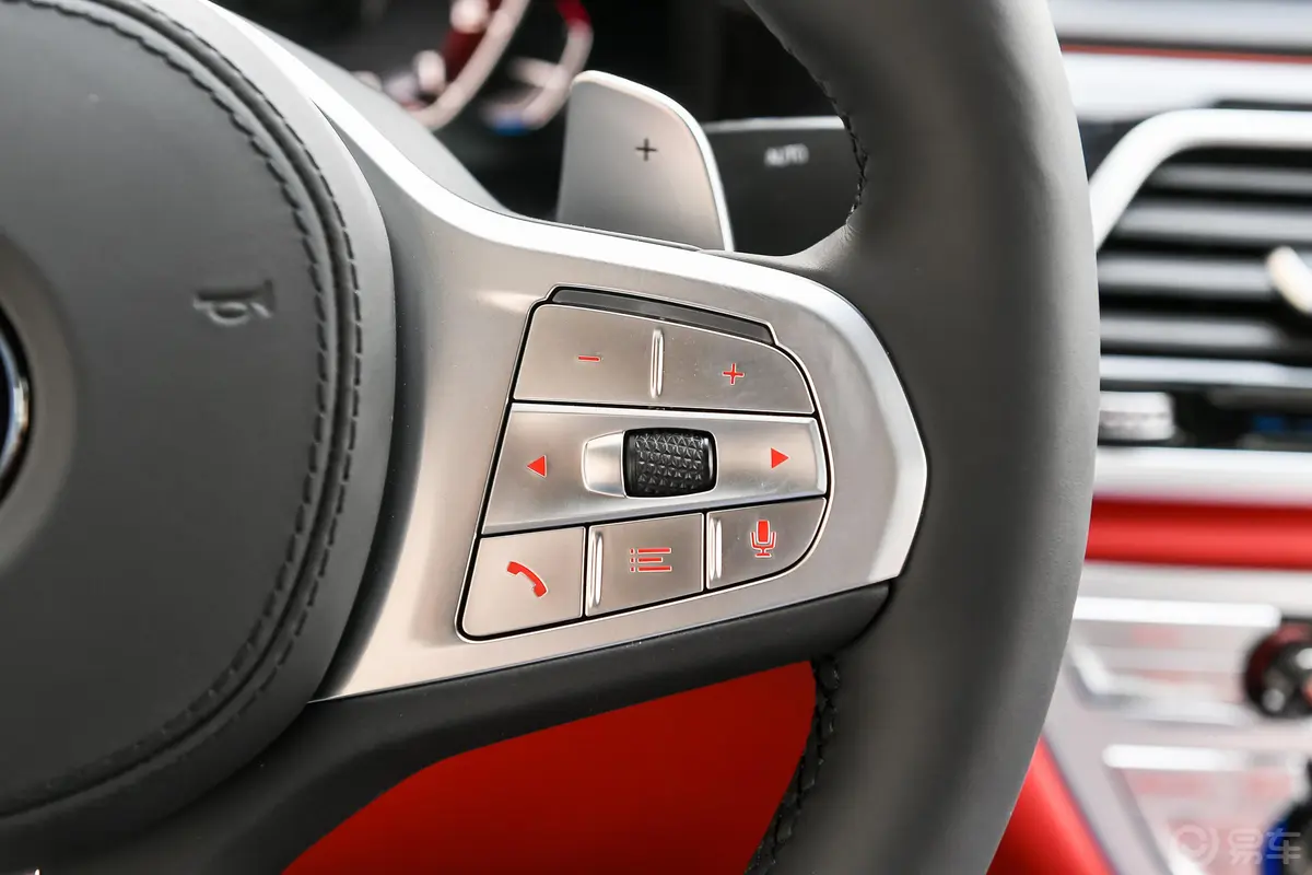 宝马7系改款 M760Li xDrive V12 运动套装右侧方向盘功能按键