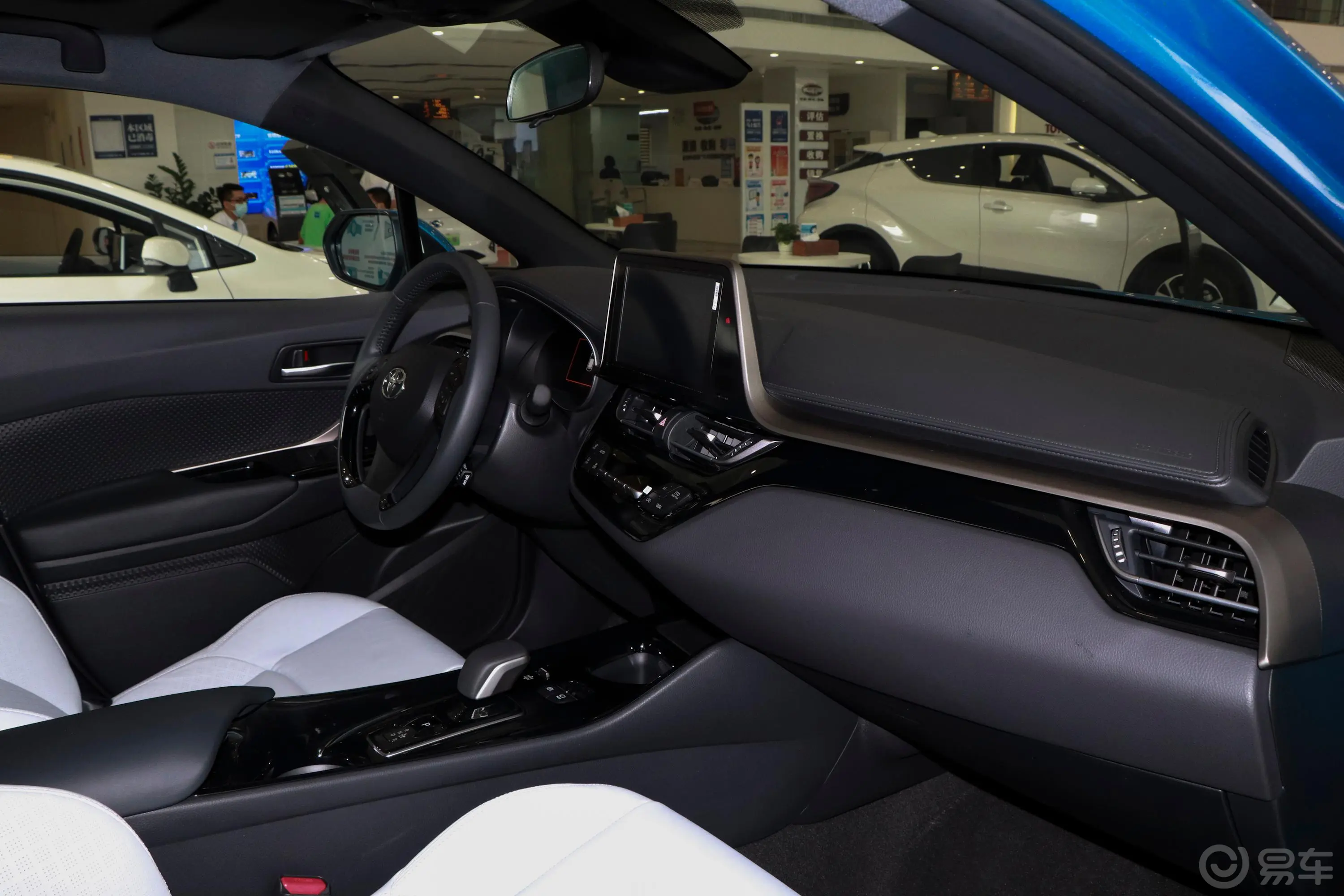 丰田C-HR EV尊贵天窗版内饰全景副驾驶员方向