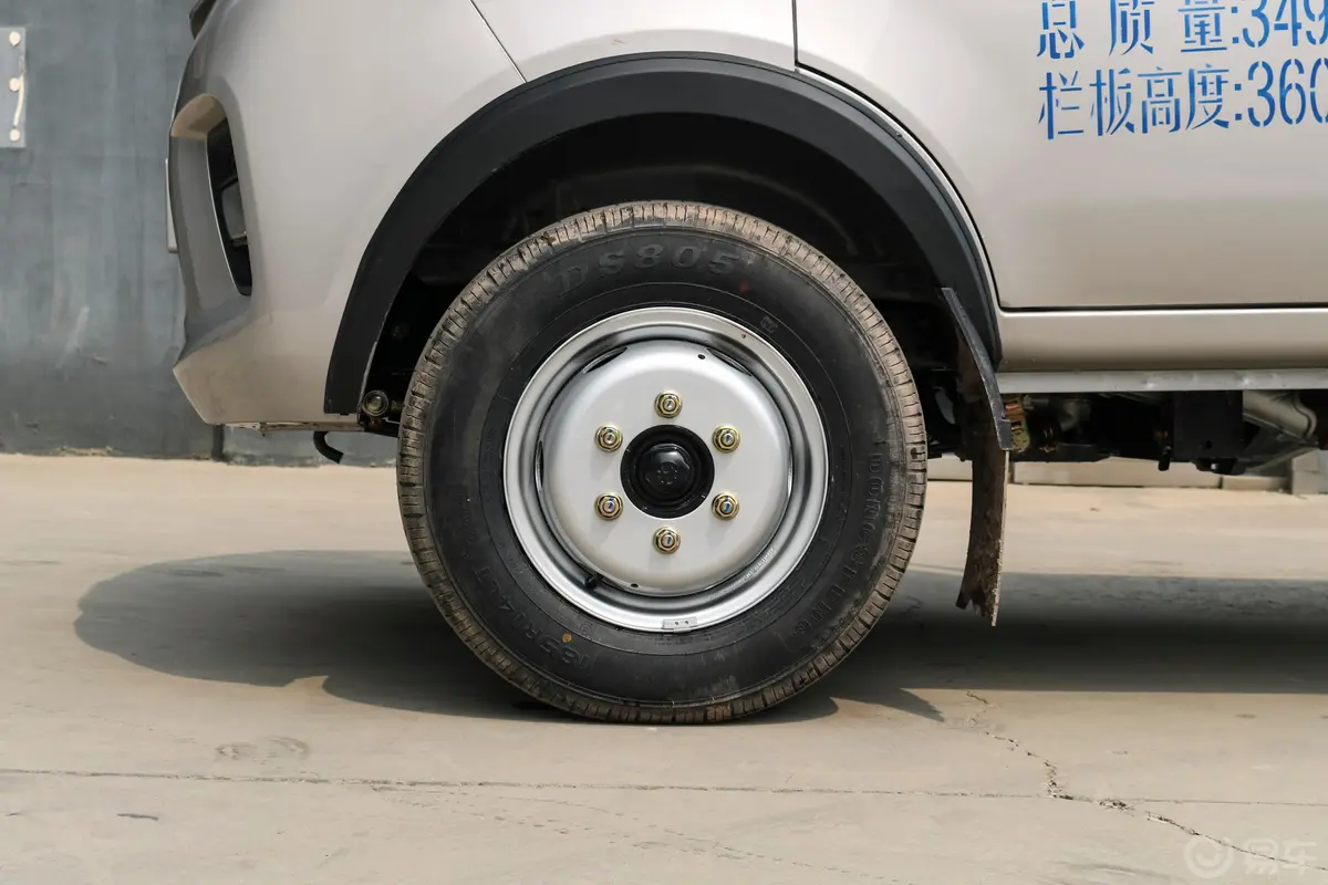 新豹T5载货汽车N1 1.5L 单排双后轮 标准版(5.3米长)SC1031NGD65 汽油 国Ⅵ前轮毂造型
