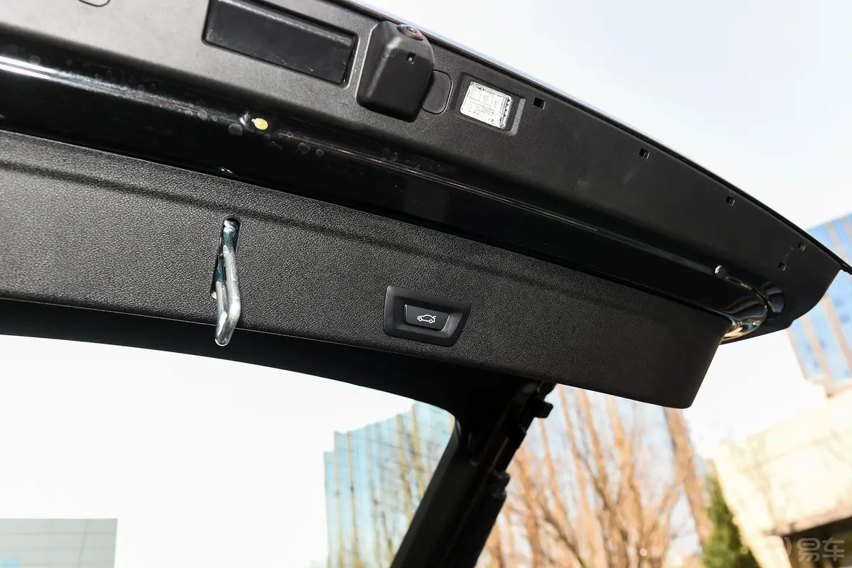 宝马X6xDrive30i M运动套装电动尾门按键（手动扶手）