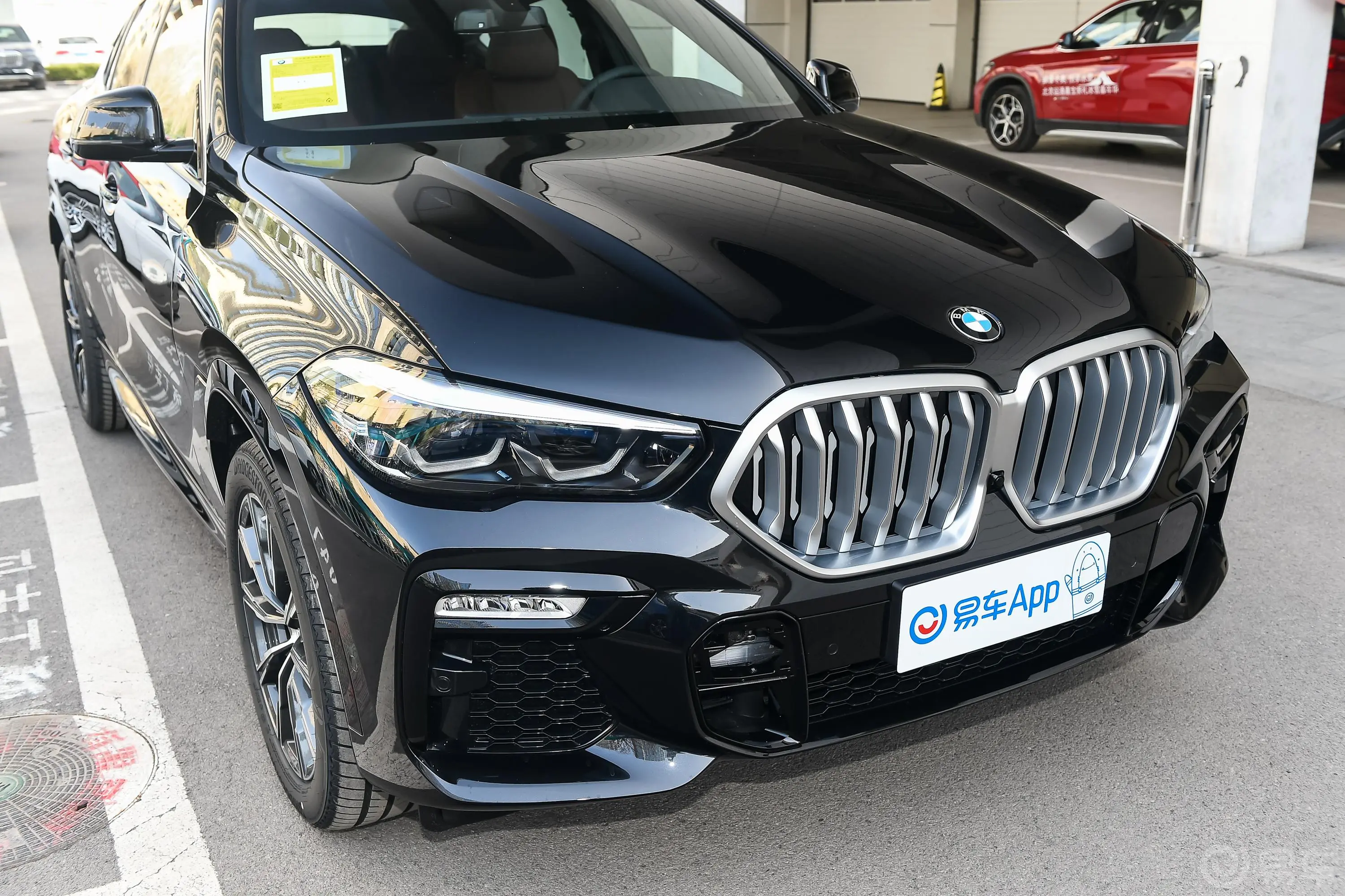 宝马X6xDrive30i M运动套装前格栅侧俯拍