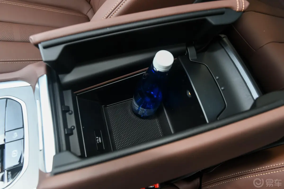 宝马X6xDrive30i M运动套装前排扶手箱储物格