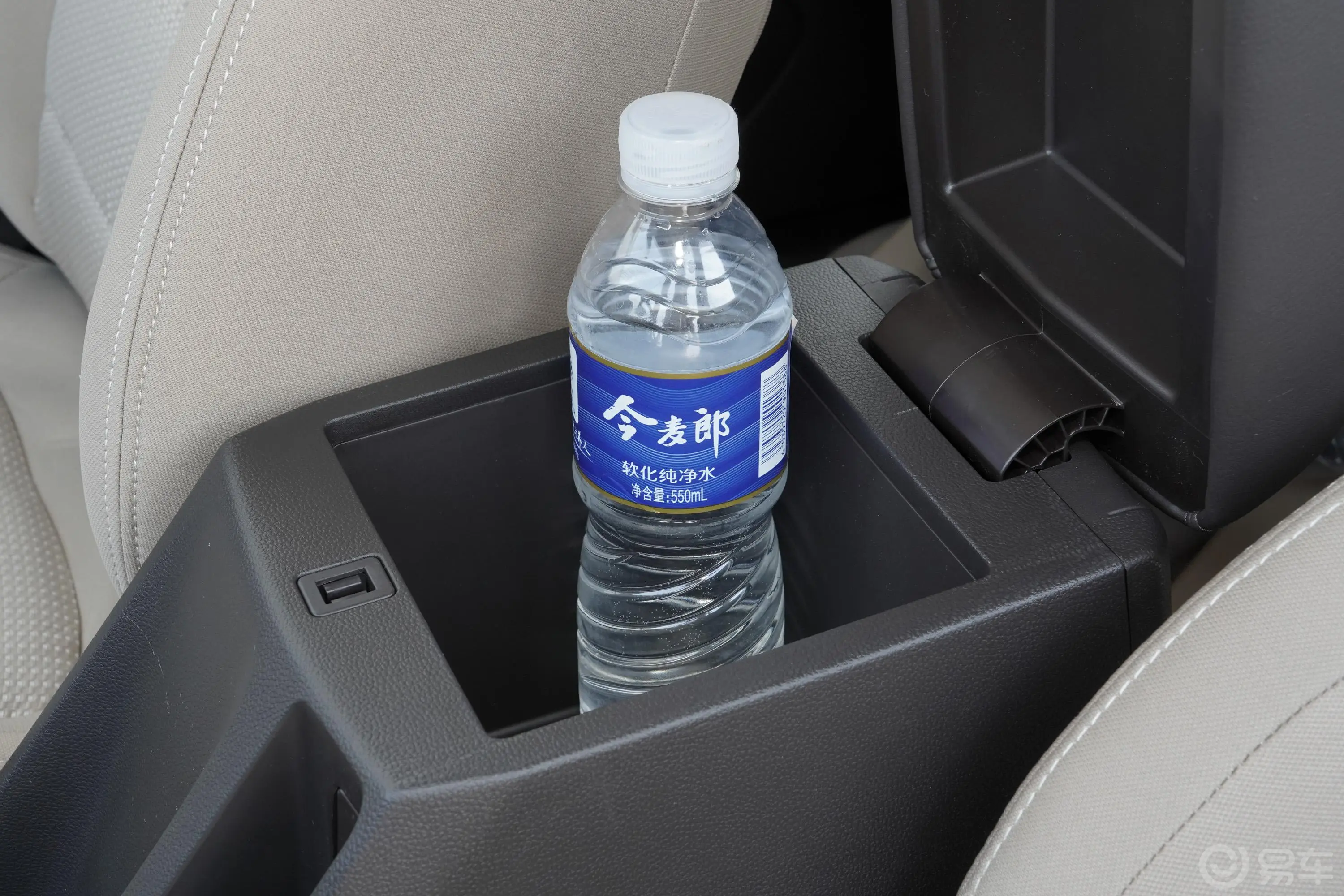 五菱宏光S1.5L 手动 标准型 国VI前排扶手箱储物格