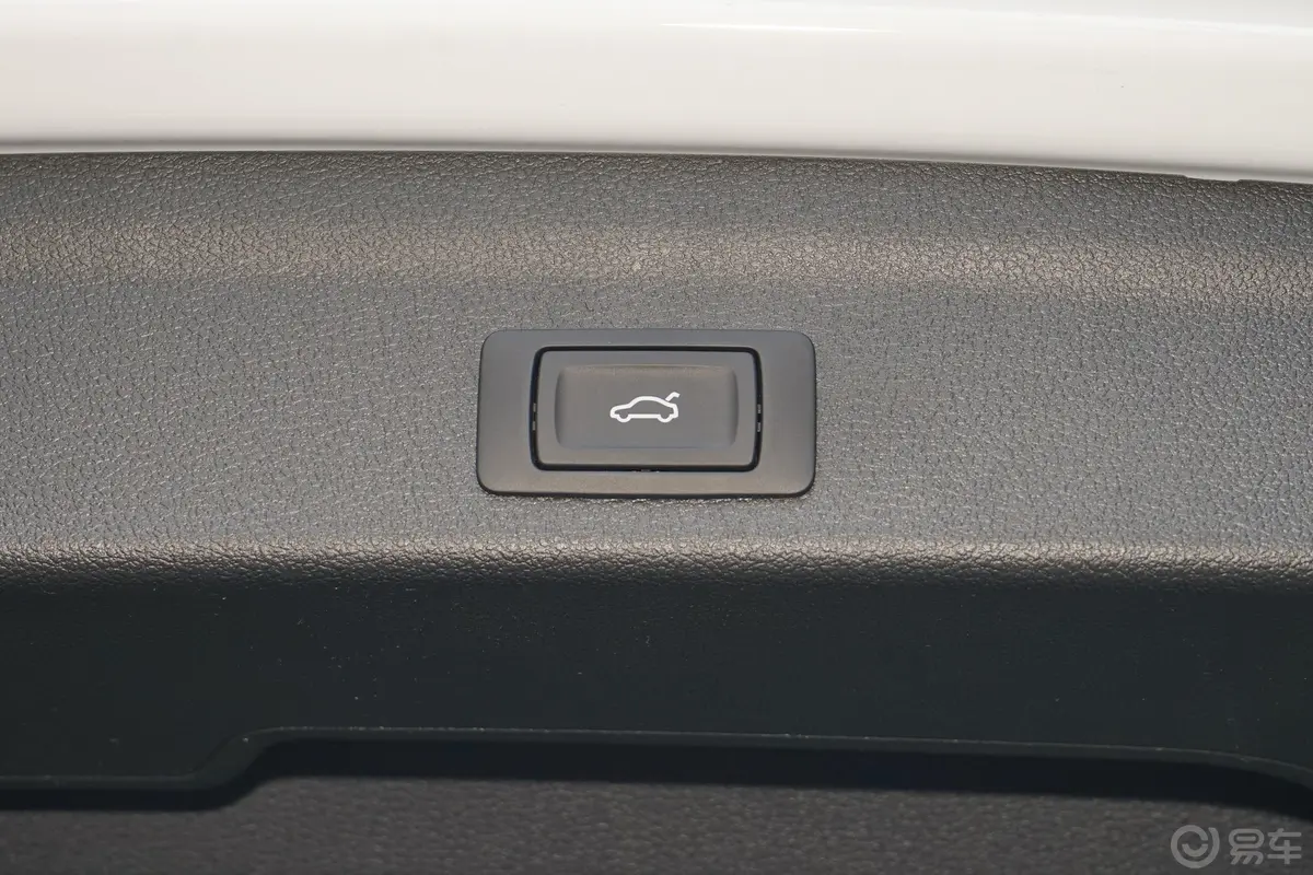 奥迪Q335 TFSI 进取动感型电动尾门按键（手动扶手）