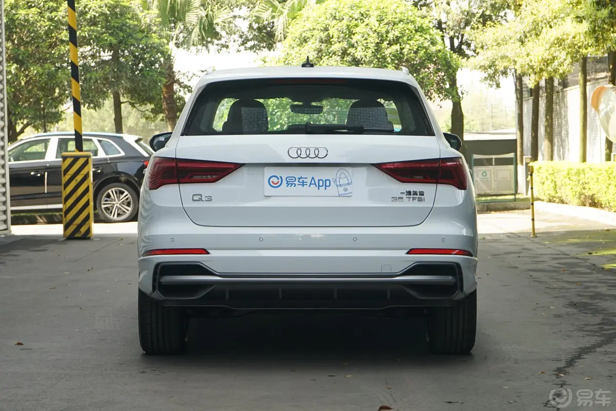 奥迪Q335 TFSI 进取动感型正后水平