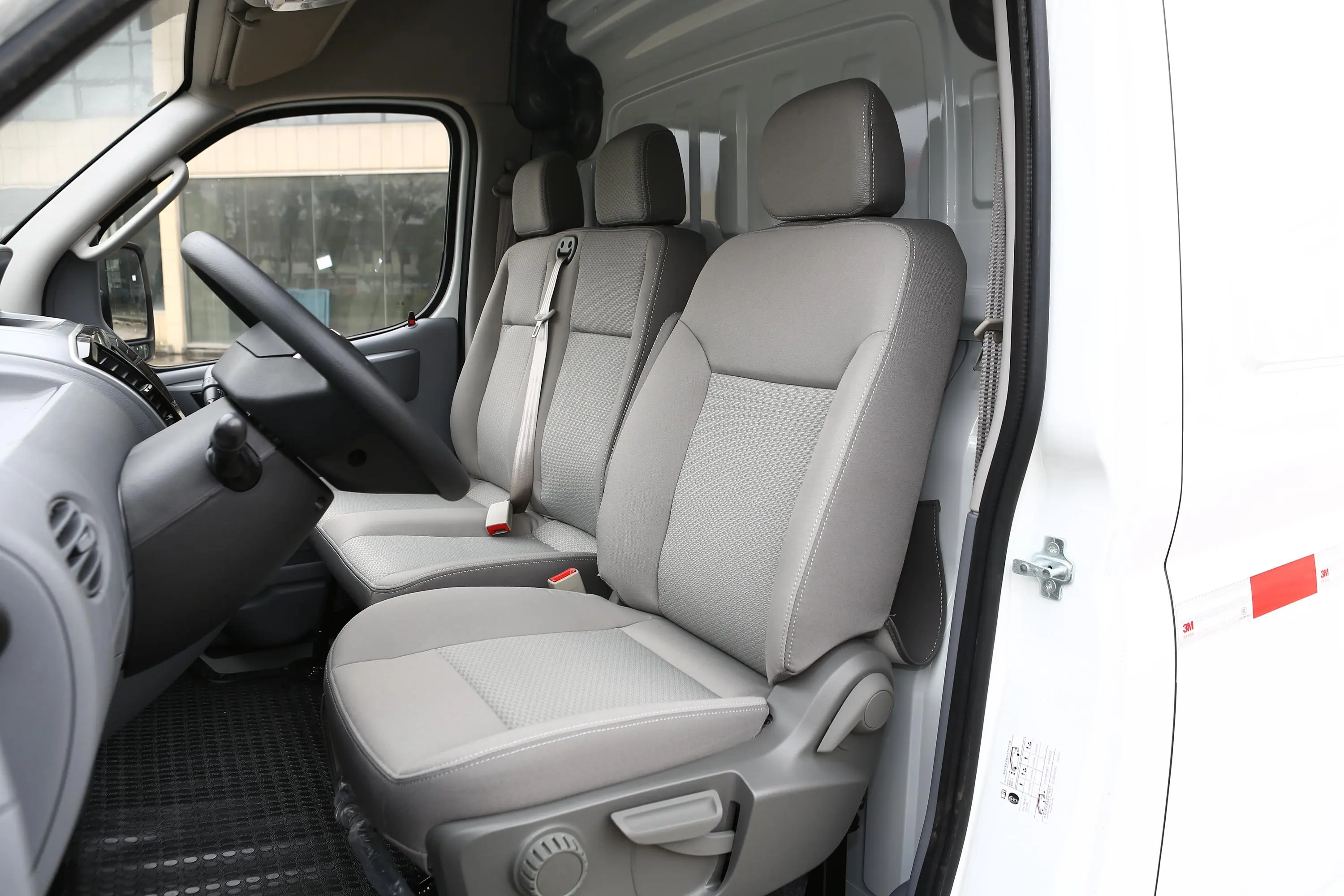 新途V80厢式货车 2.5T 手动 短轴中顶 3座驾驶员座椅
