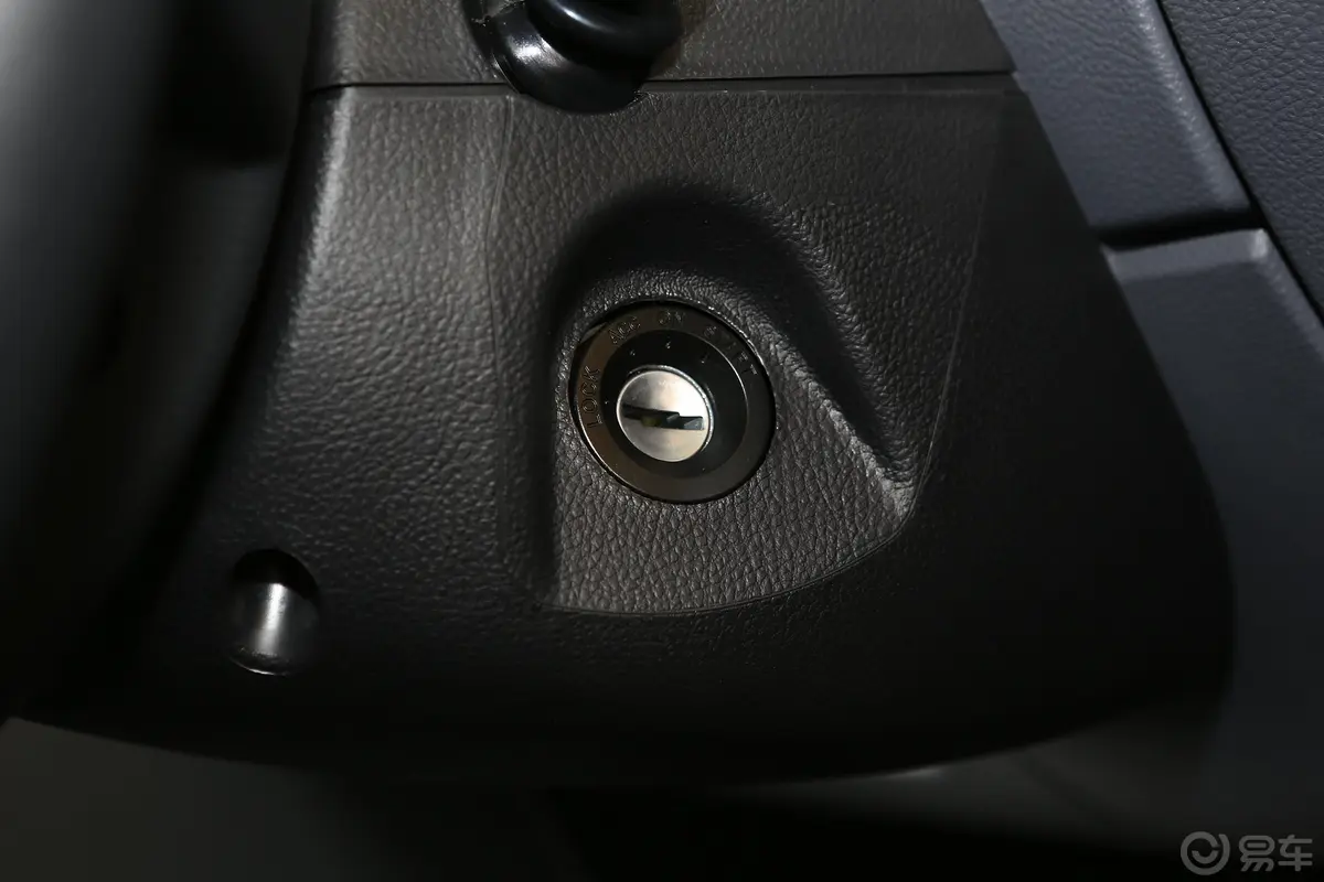 新途V80短轴中顶 2.5T 手动 商杰版 9-12座钥匙孔或一键启动按键