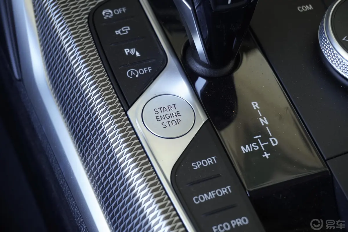 宝马3系改款 325i M运动曜夜套装钥匙孔或一键启动按键