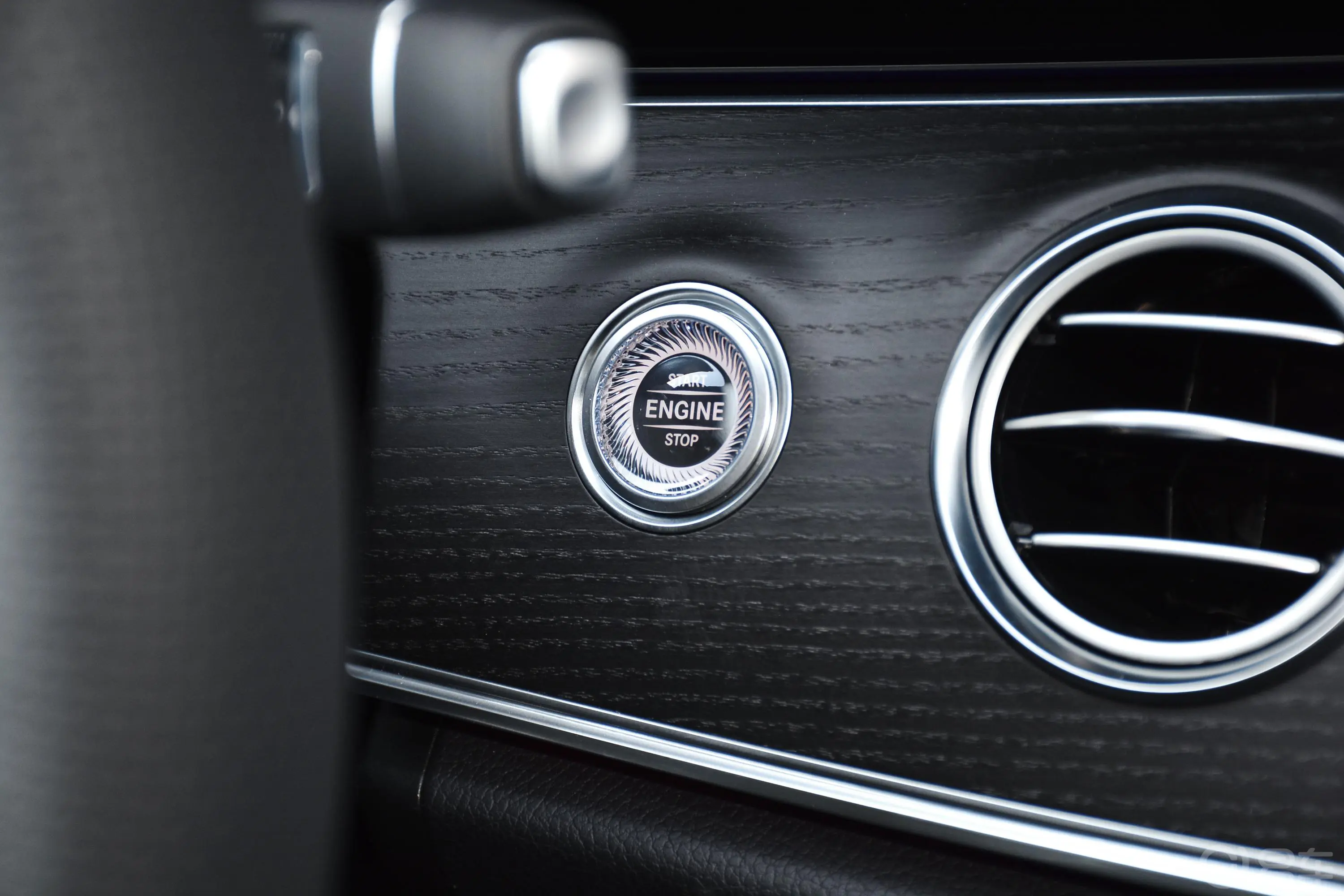 奔驰E级改款 E 300 L 运动时尚型钥匙孔或一键启动按键