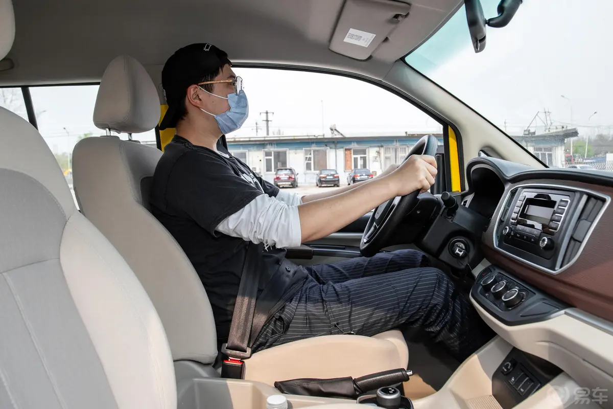 菱智M5 EV舒适型 5座前排空间体验