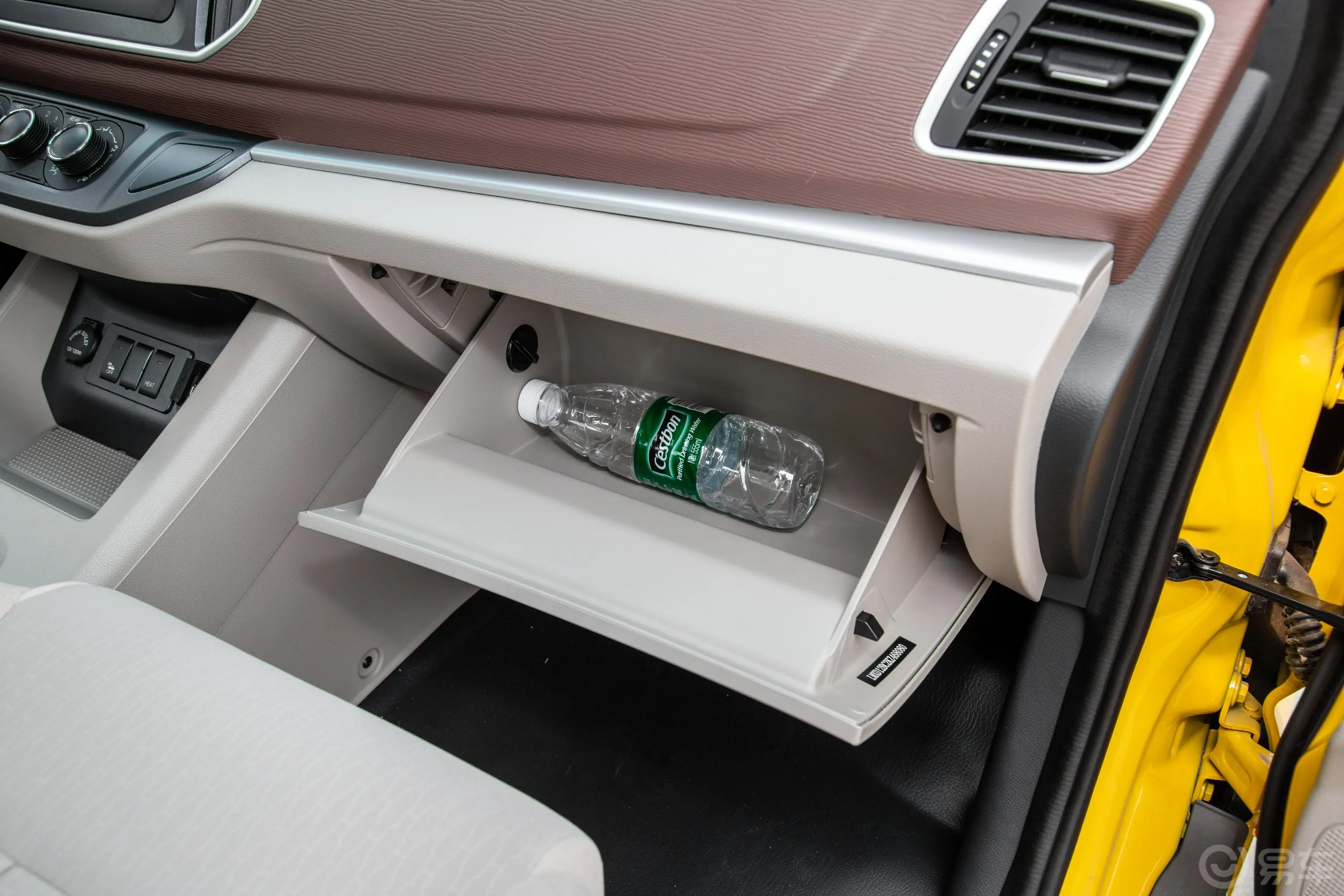 菱智M5 EV舒适型 5座手套箱空间水瓶横置